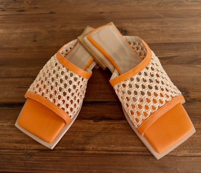 New Adriana Lourenço Brazil Slip On Rattan and Leather Flat Sandals – Size 8