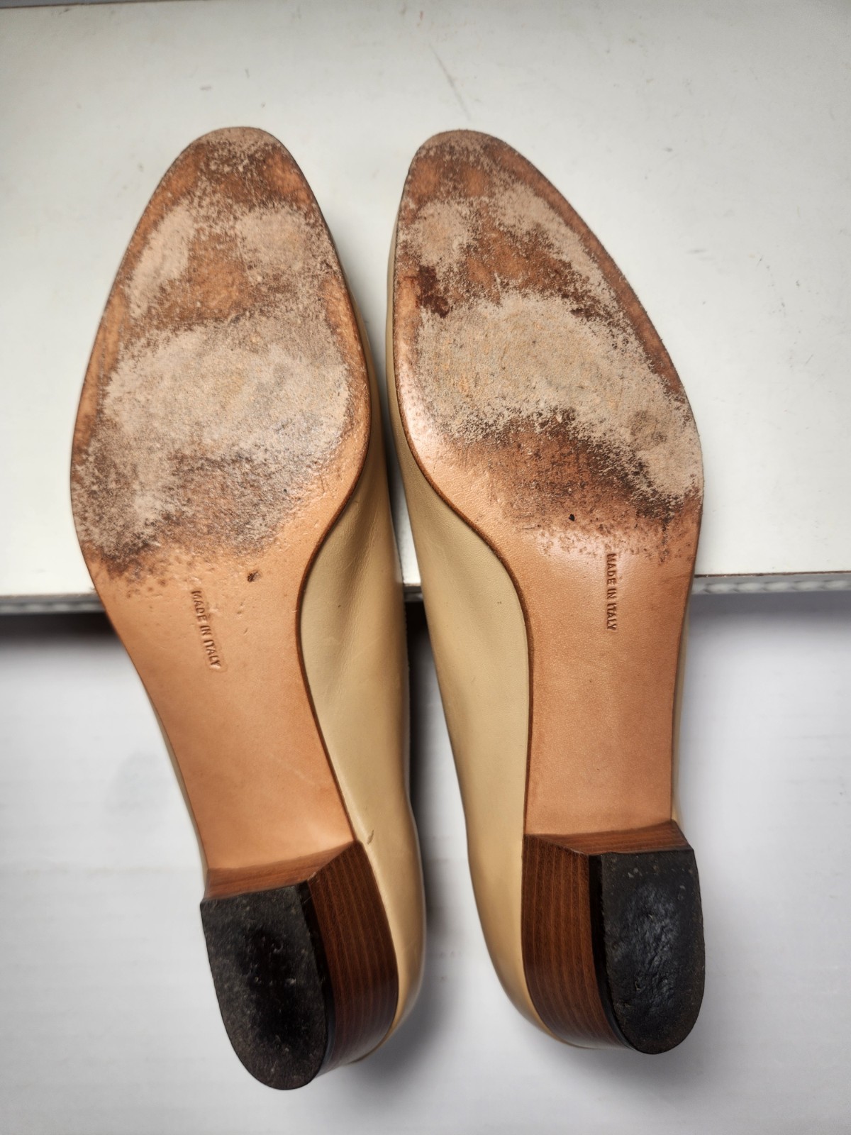 Salvatore Ferragamo Boutique Womens Beige Leather Tassel Low Heel Pump 9.5 AAA