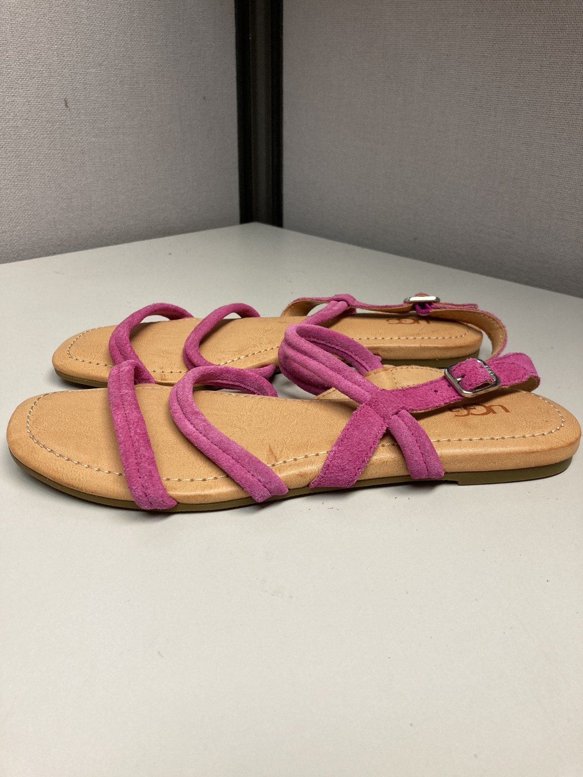 UGG Women’s Fuschia Suede Thin Strap Sandal Size 7