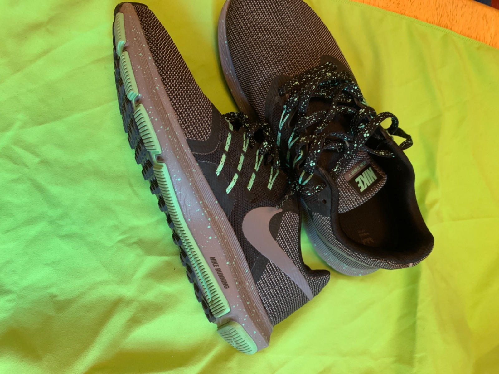 Nike Run Swift SE Black & Gray Running Shoes Sneakers Women Size 9.5