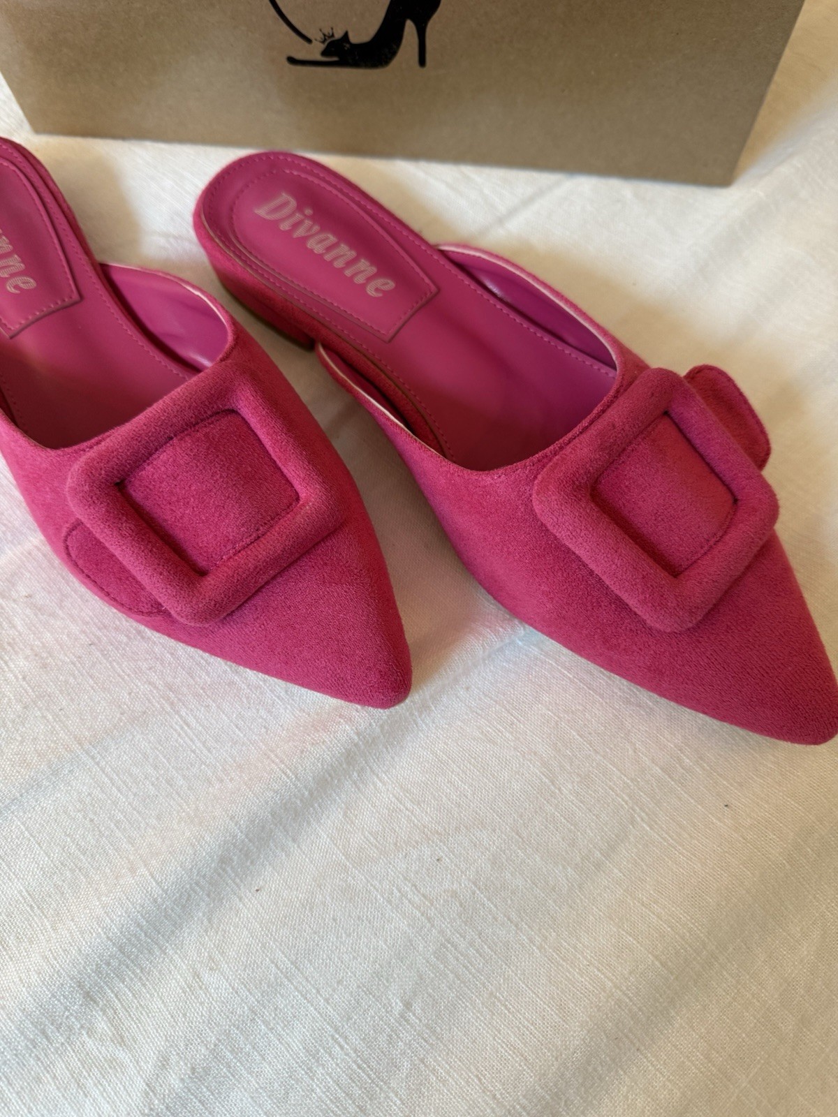 Divanne Women’s Sz 8.5 Faux Suede Fuchsia Mules