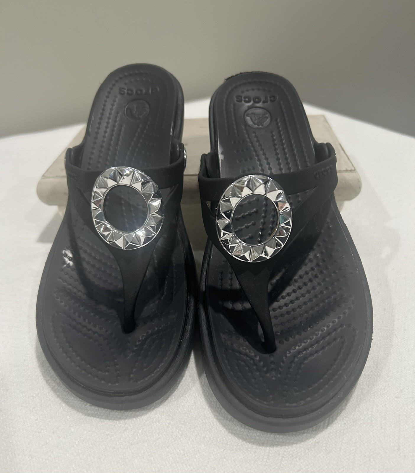 Crocs Sanrah Beveled Circle W 7 Comfort Wedge Flip Flops Sandals Black Silver