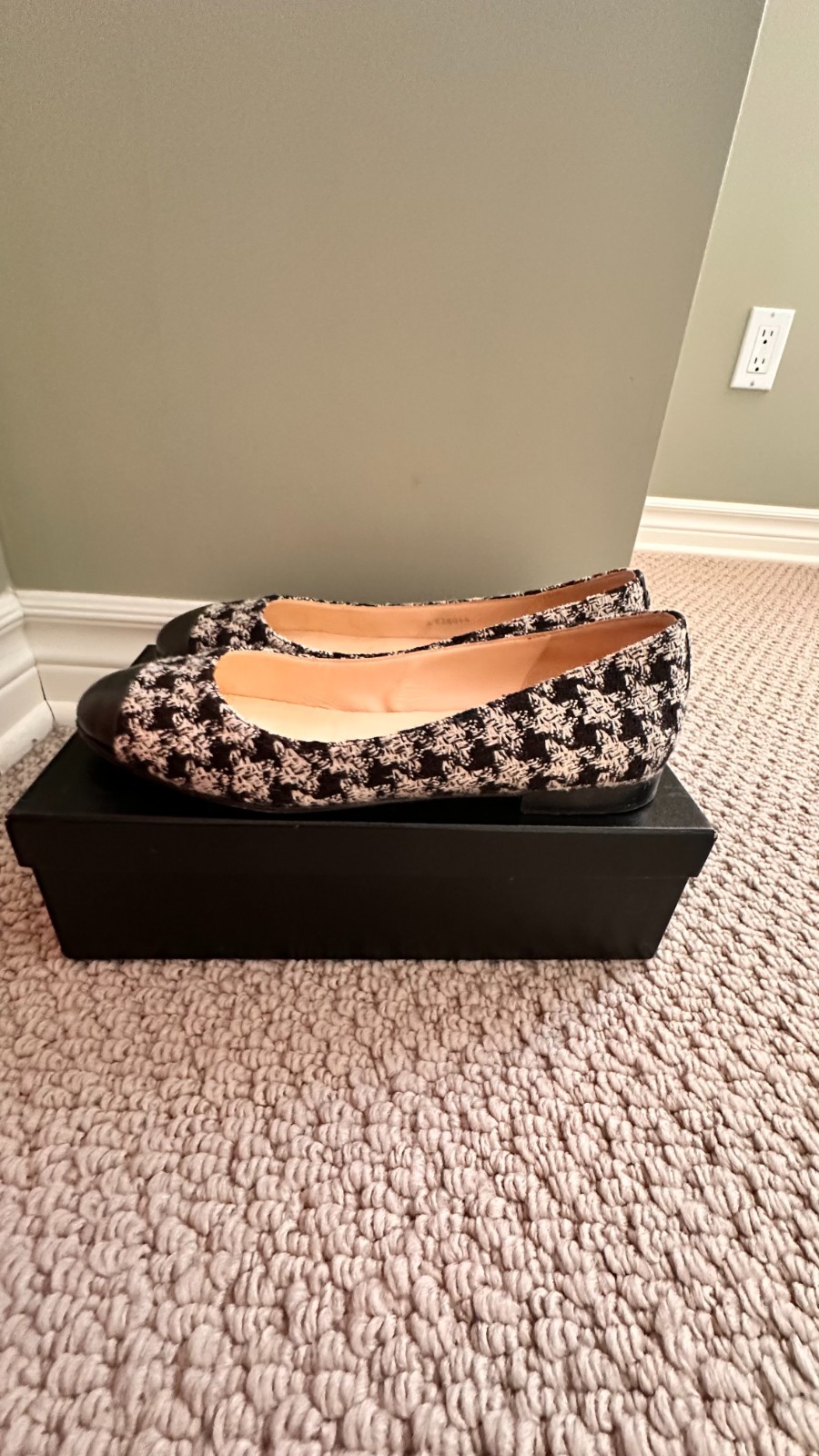 Chanel Tweed Calfskin Cap Toe Ballerina Flats Houndstooth Black White -Size 39.5
