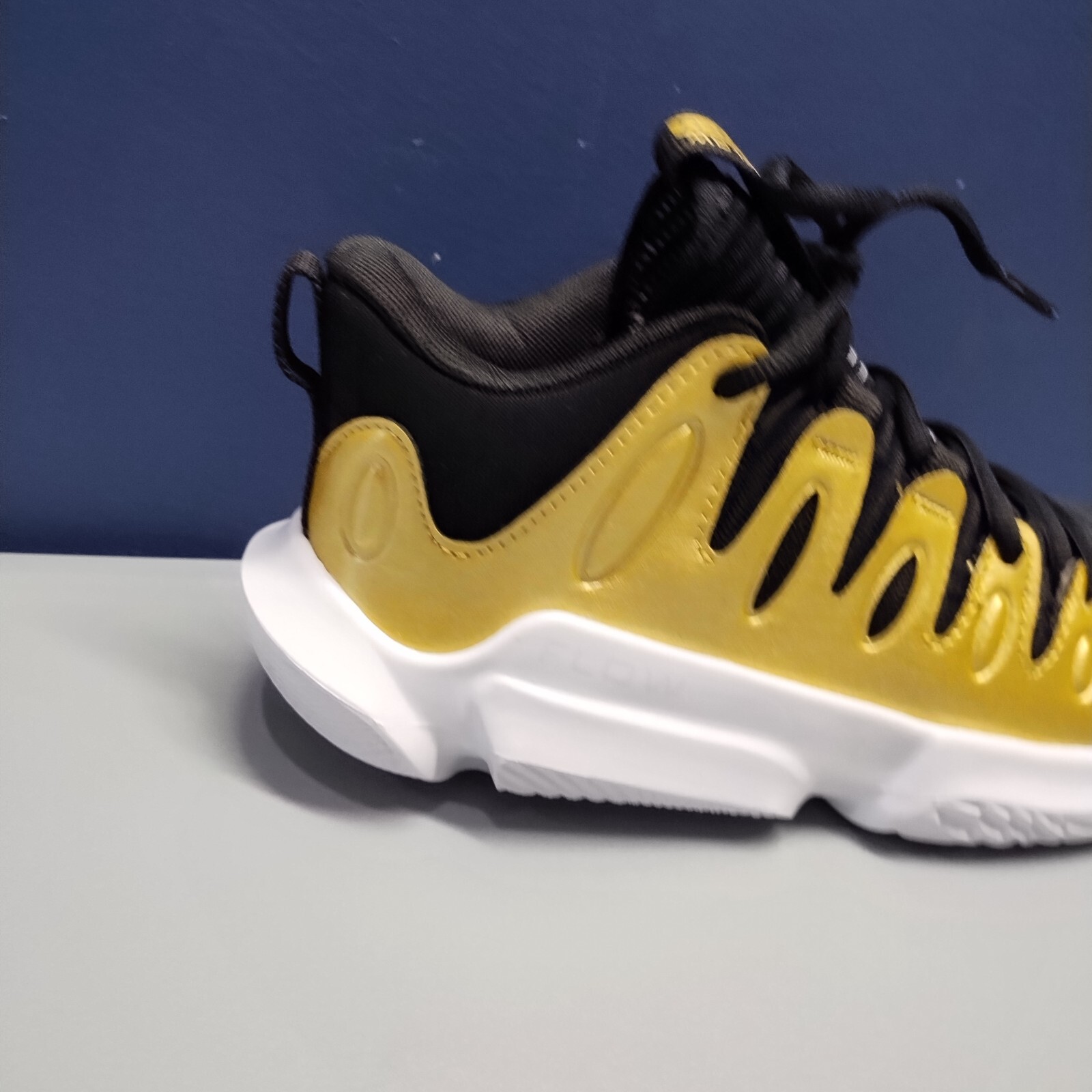 Under Armour Flow Breakthru 4 Basketball Shoes 6.5 Womens Black Gold 3026641-001