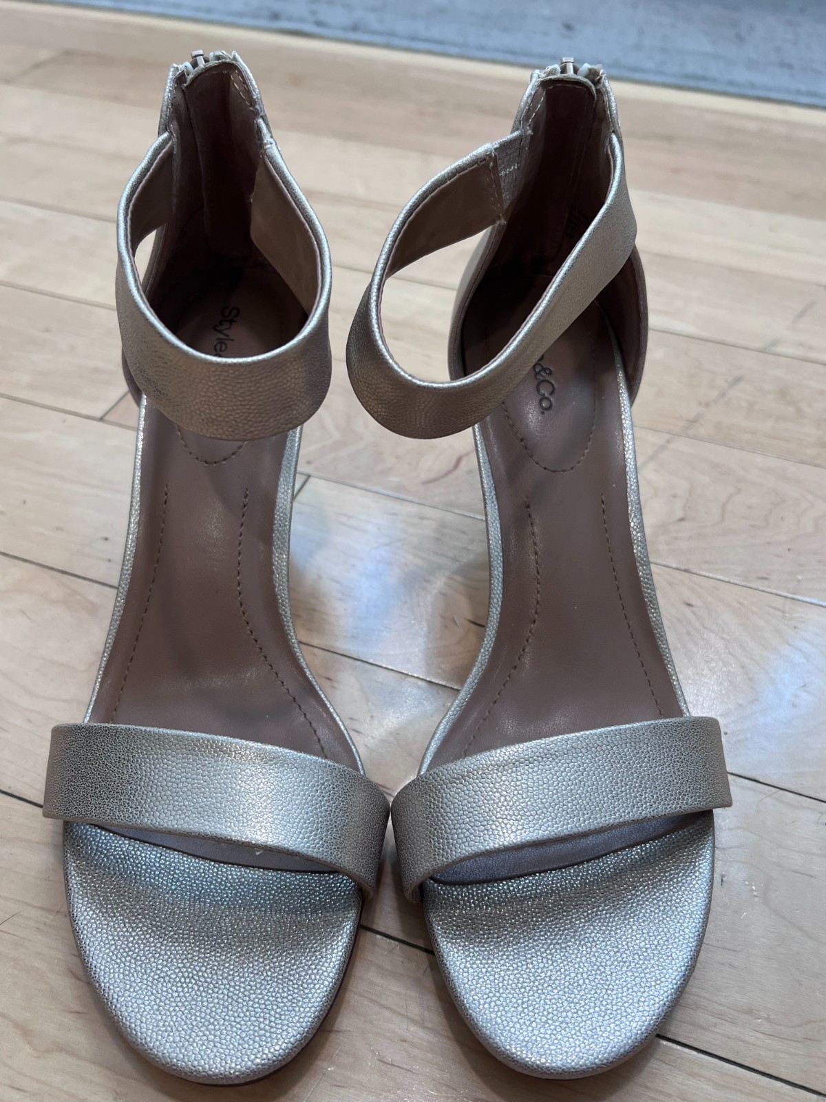 Style & Co. Mulan Champagne Gold Metallic Ankle Strap Sandals Heels Size 9 chic