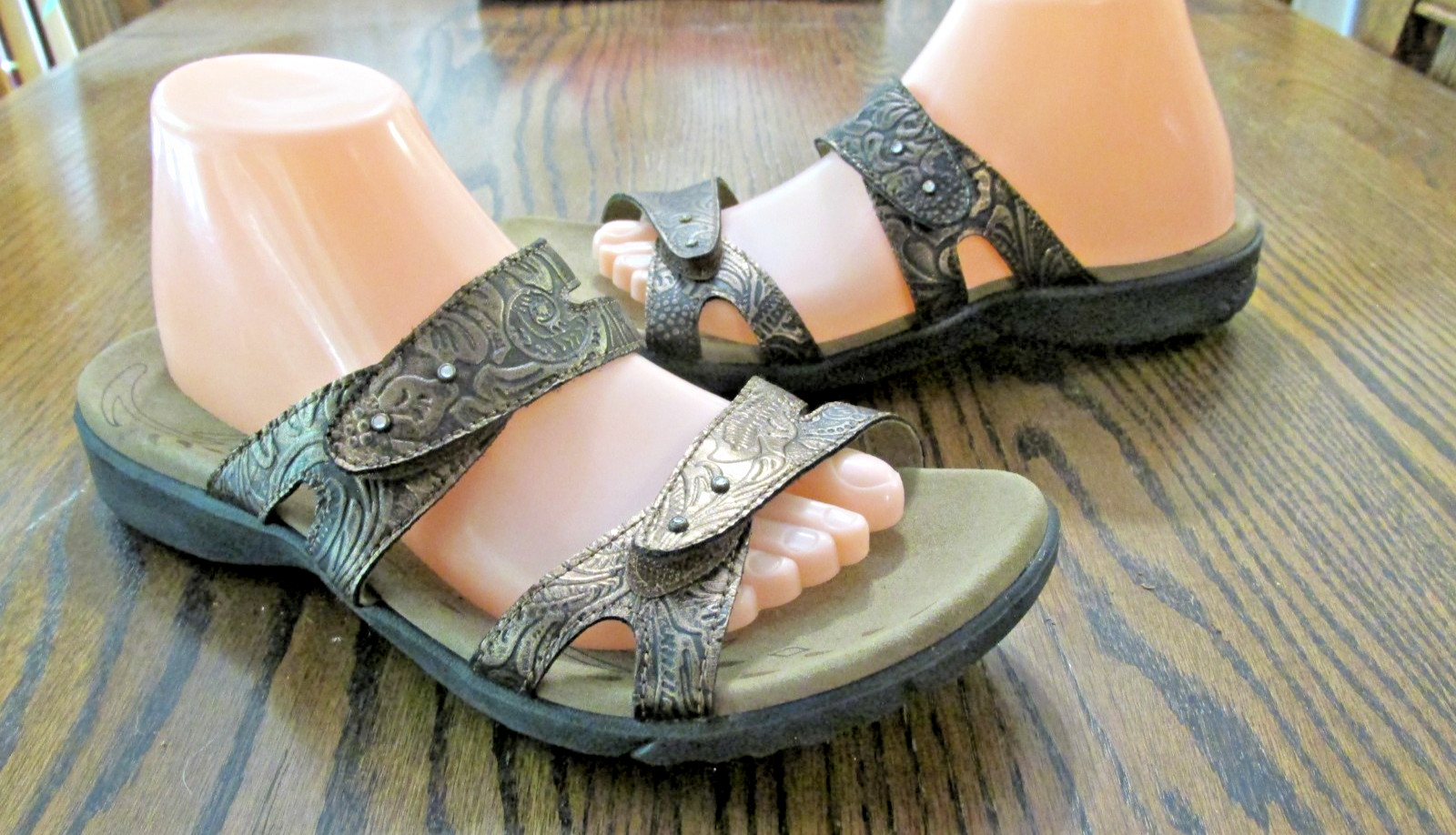WOMENS TAOS JOURNEY BRONZE TOOLED LEATHER RHINESTONE ADJ SLIDE SANDALS 10 NICE!