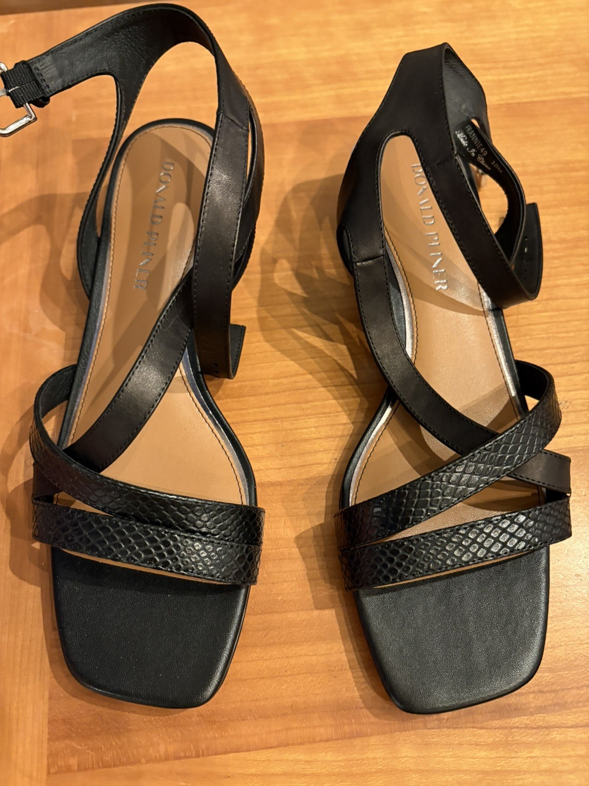 Donald Pliner Women’s Frannie Ankle Strap Sandals Black Sz 10; classic, designer