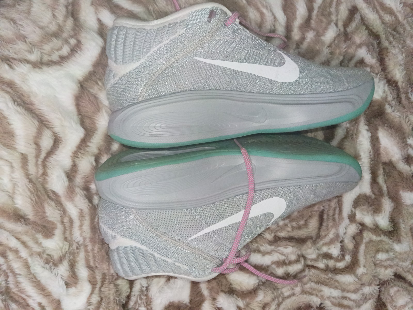 Nike Hustle GT3 Knit Low Top Sneakers Gray Pink Laces Mint Sole New Box