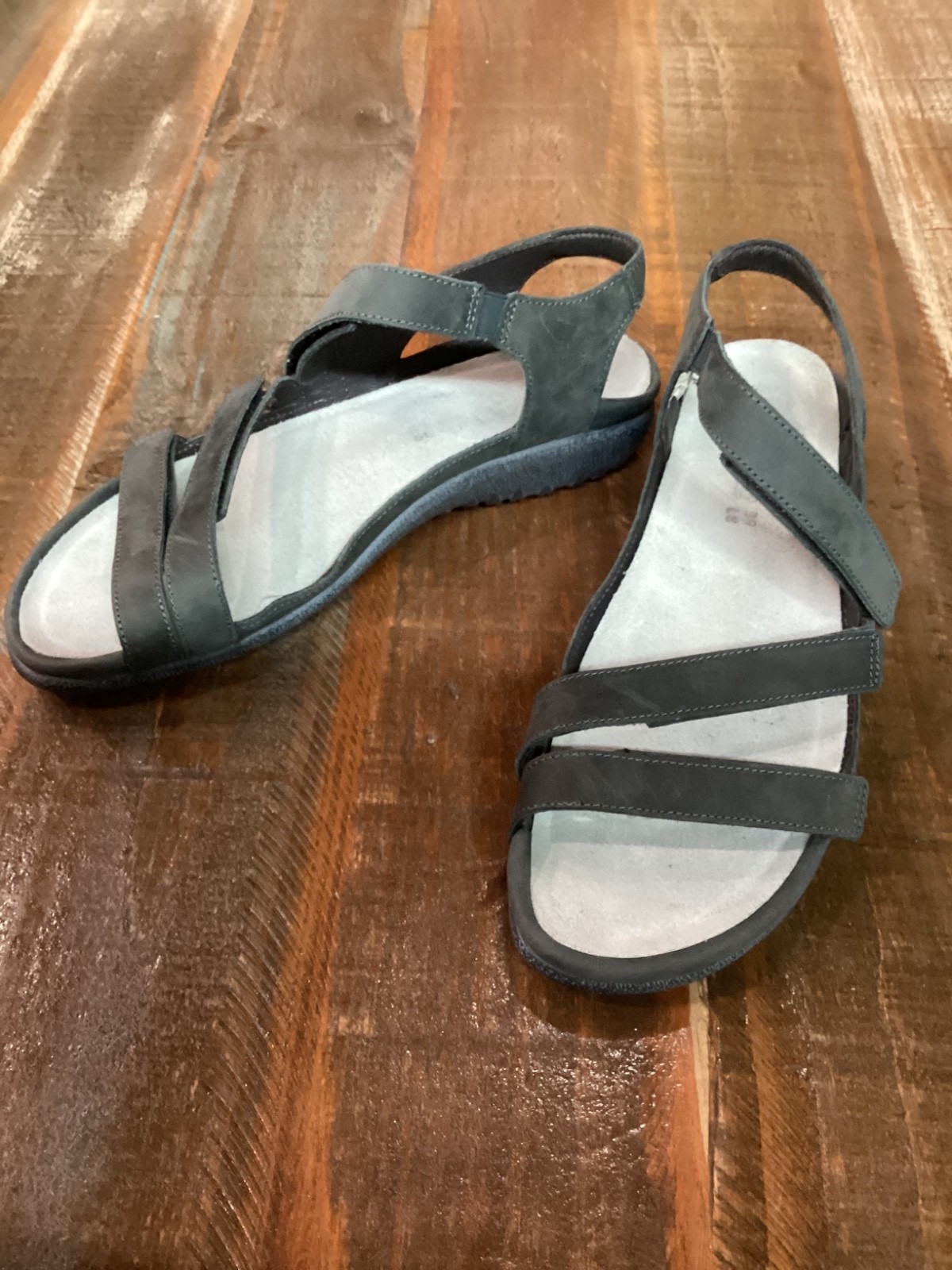 New Naot Women’s Whetu gray nubuck leather strappy sandals flats sz 39/8.5-9