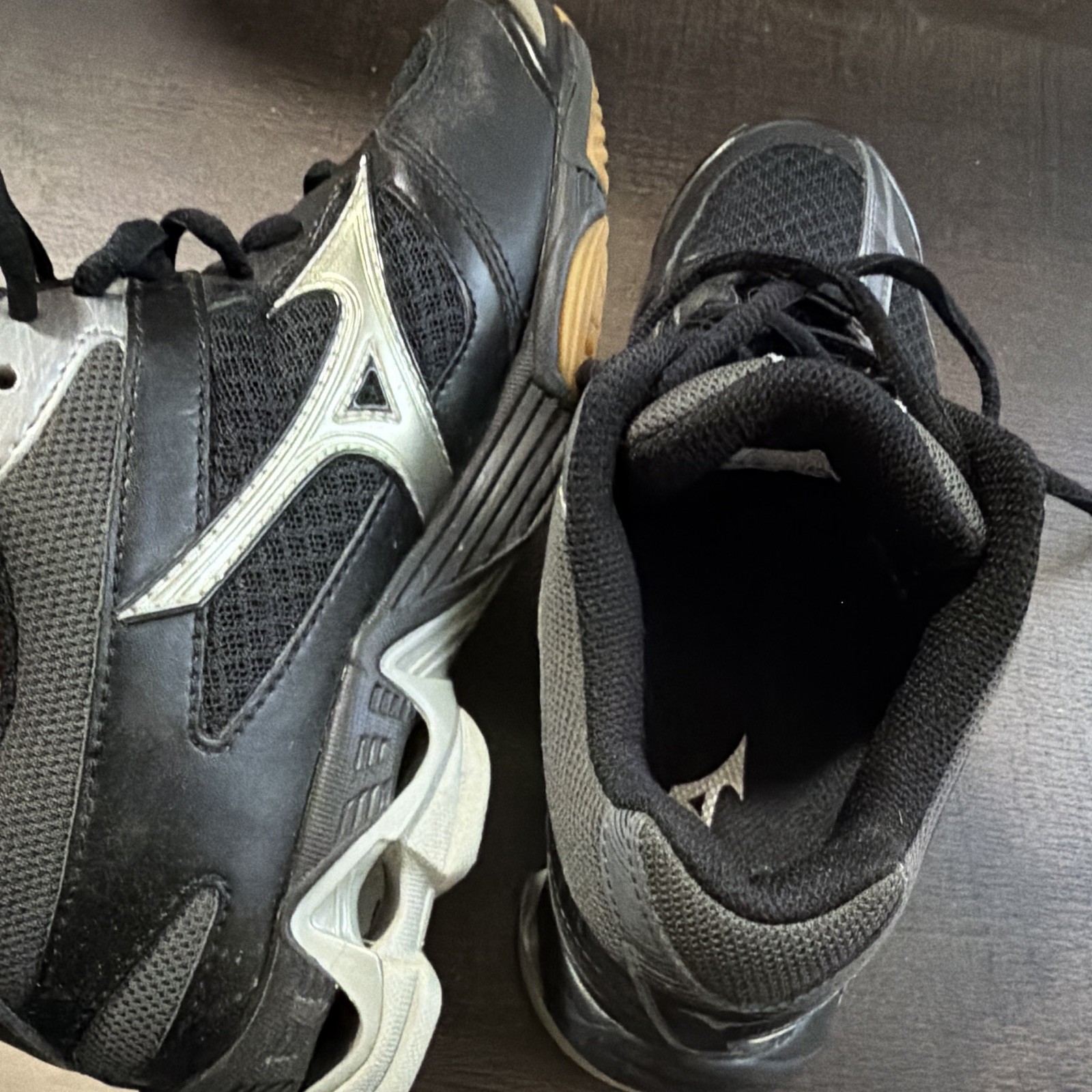 Mizuno Wave Bolt 6. Black/Silver/Gray Mesh Women’s Low Top Lace-Up Sneaker