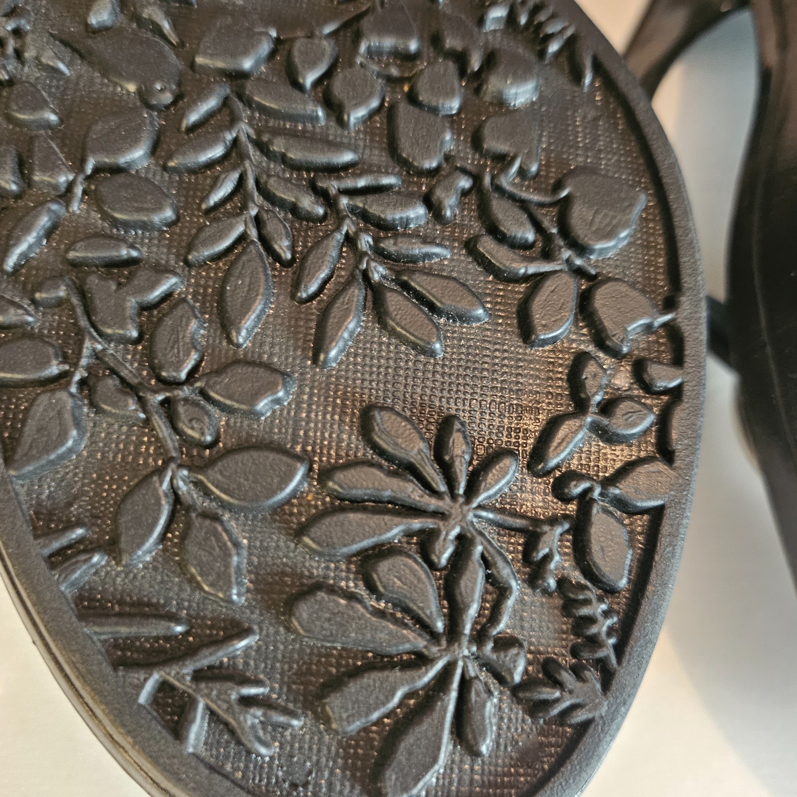 Oka B Womens heeled Black Flip Flop Sandals Size Medium Large with Large Gem