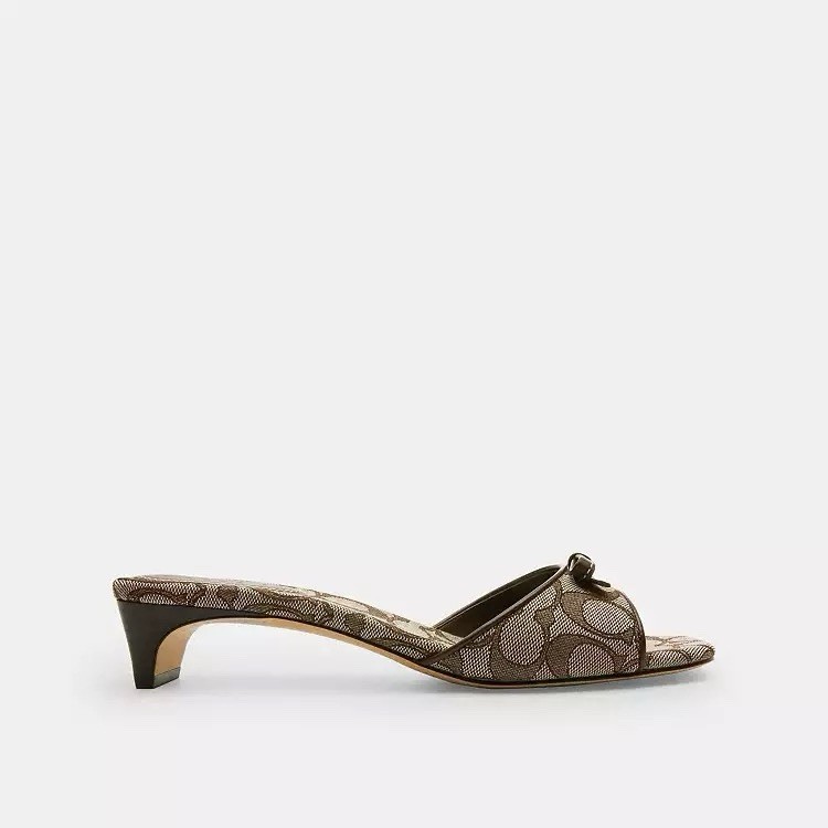 NEW COACH Women’s Bow Kitten Heel Sandal In Signature Jacquard Oak/Maple CEE09