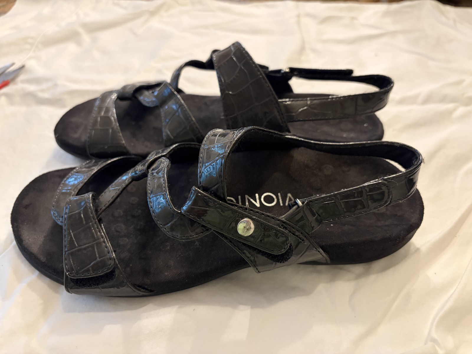 VIONIC BLACK PAROS EMBOSSED LIZARD STRAP LOGO SANDALS 7 B