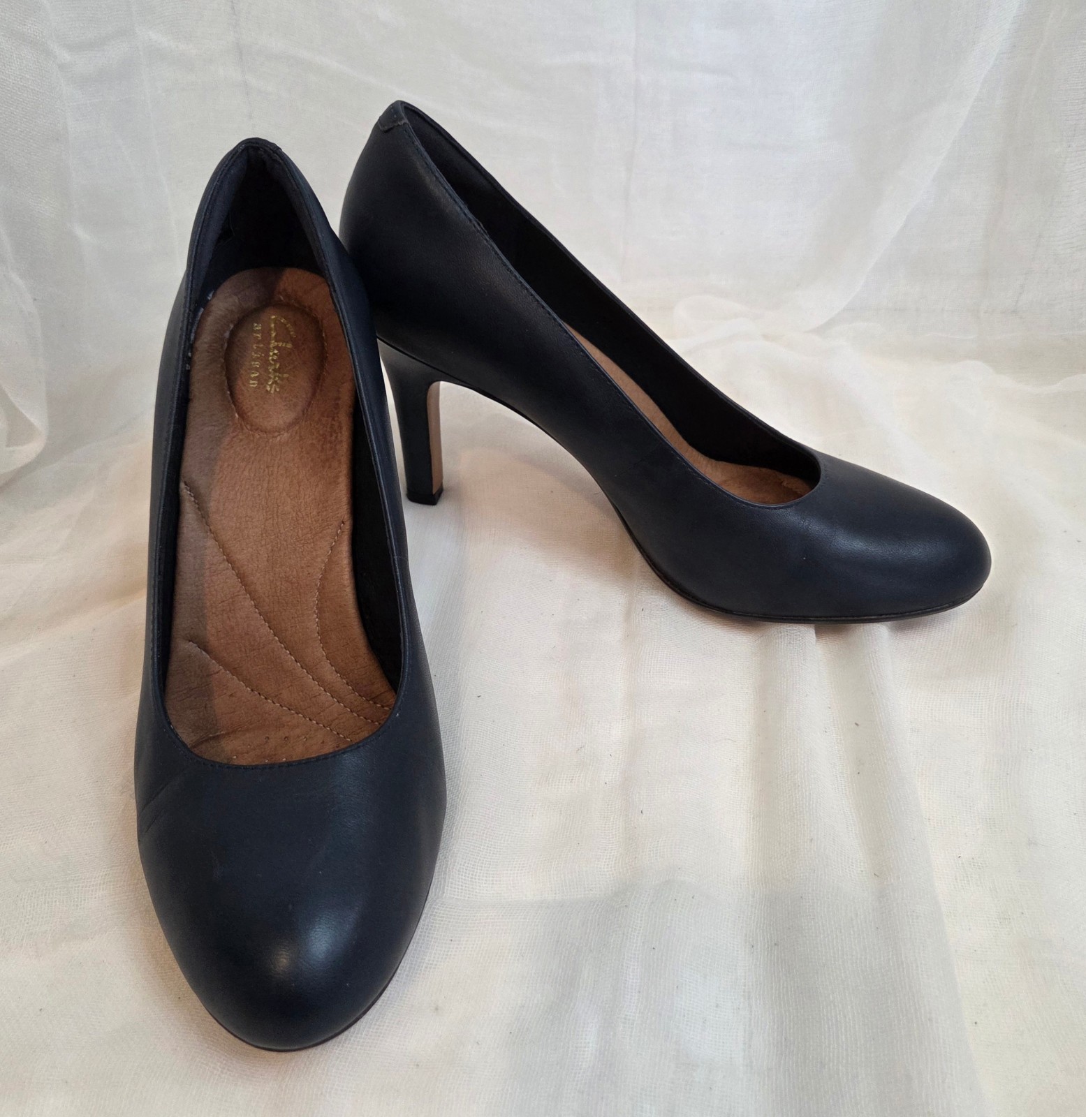 Clarks Artisan Navy Blue Almond Toe Pump Women’s Size 10M 3.5 in Heel EUC