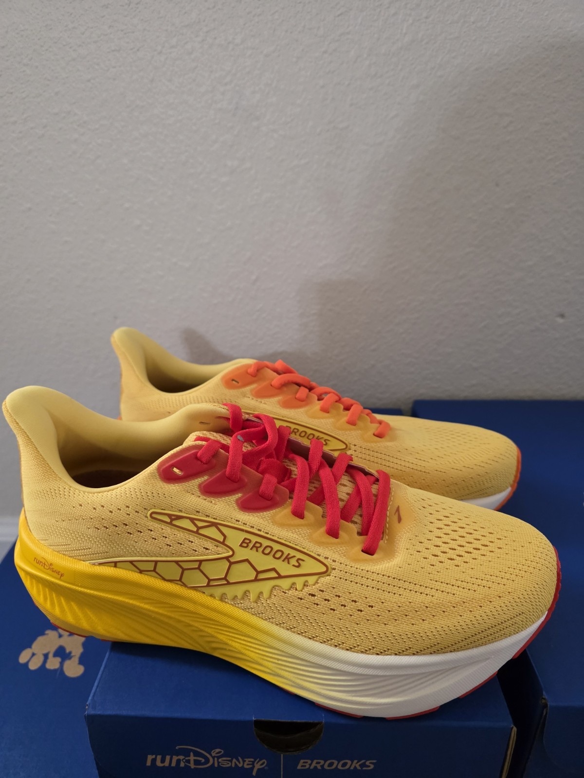 Womens 8.5 Wide runDisney Brooks Ghost 17 Pooh and Tigger