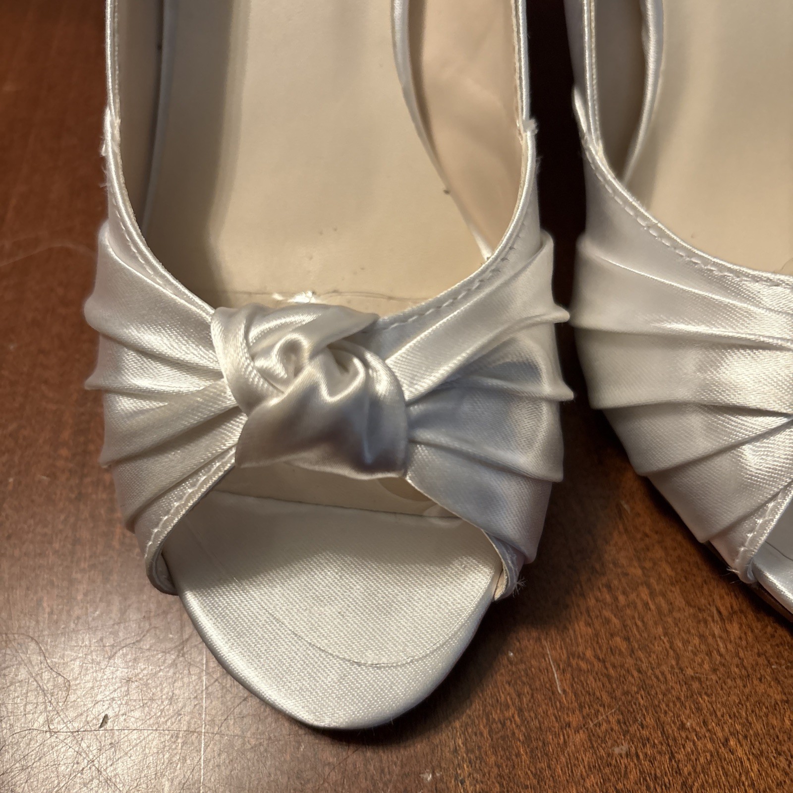 NEW Dyeables Women’s Ida Open-Toe Pump, White Satin Size 5 B NEW, New in Box