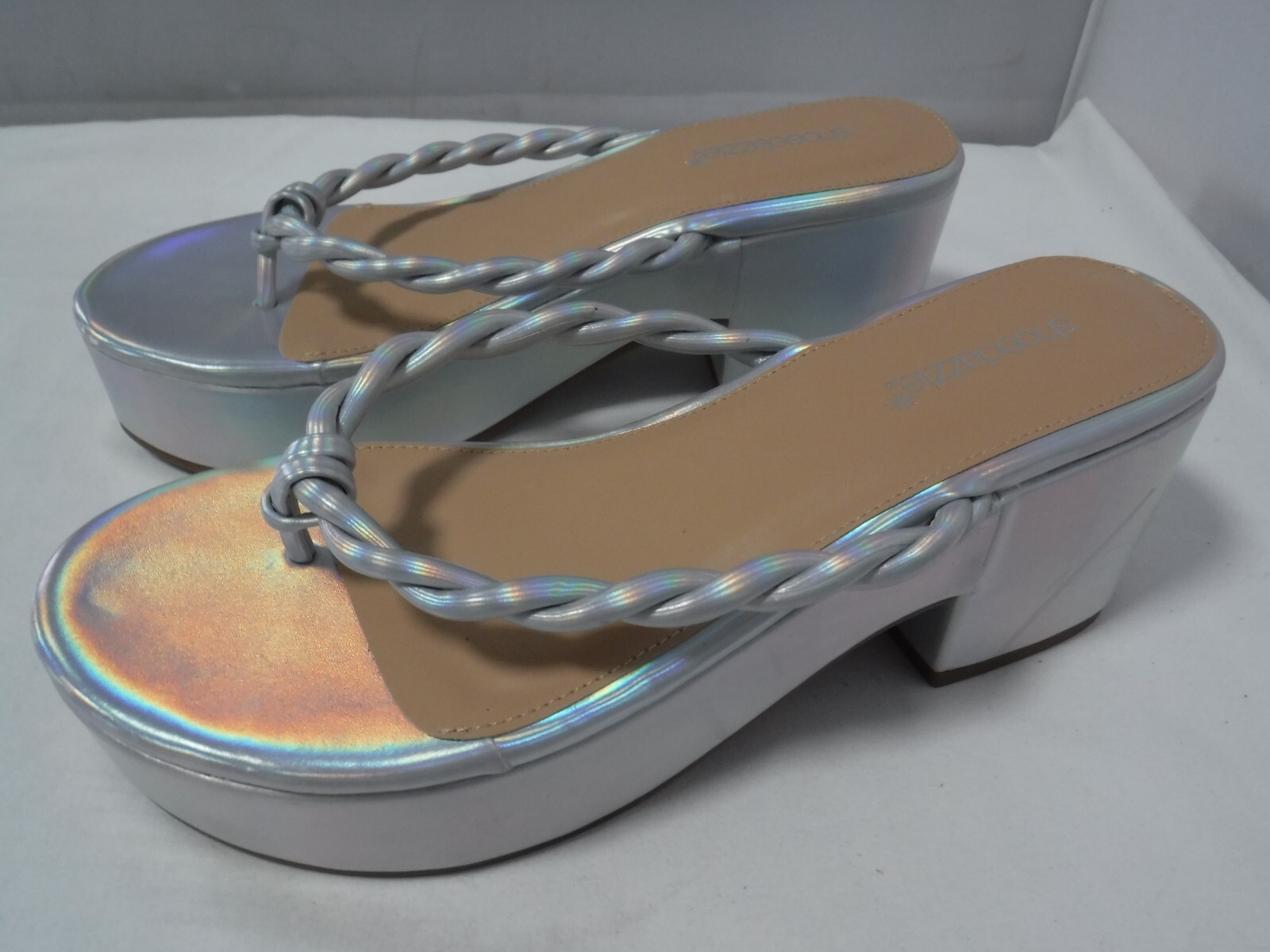 PF3 Women’s NWOB Shoedazzle MIRRI White Iridescent Thong Chunky Platform Sandals