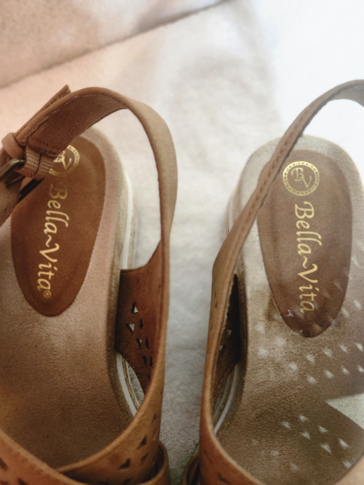 Bella Vita Women’s Tan Wedge Sandals Cut-Out Buckle Size 7 US