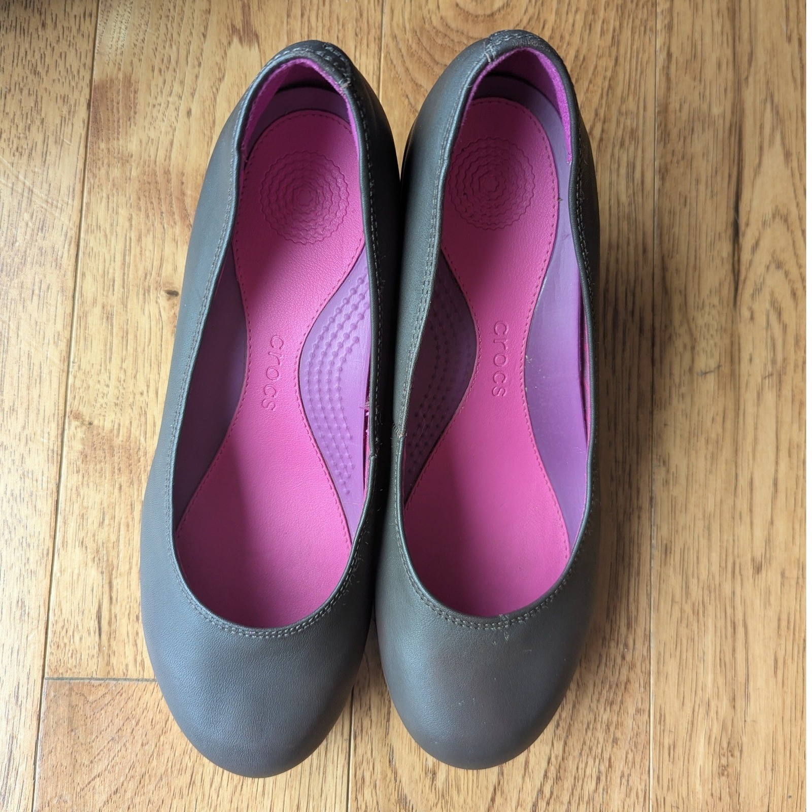 Crocs A-Leigh Closed Round Toe Wedge Wood Look Platform Brown Leather Sz 8.5