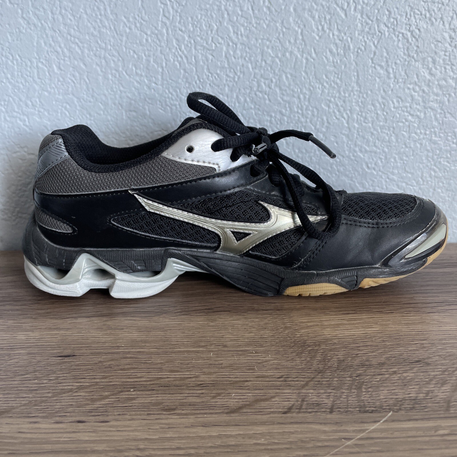 Mizuno Womens Wave Bolt 6 430224 9073 Black Running Shoes Sneakers Size 6.5
