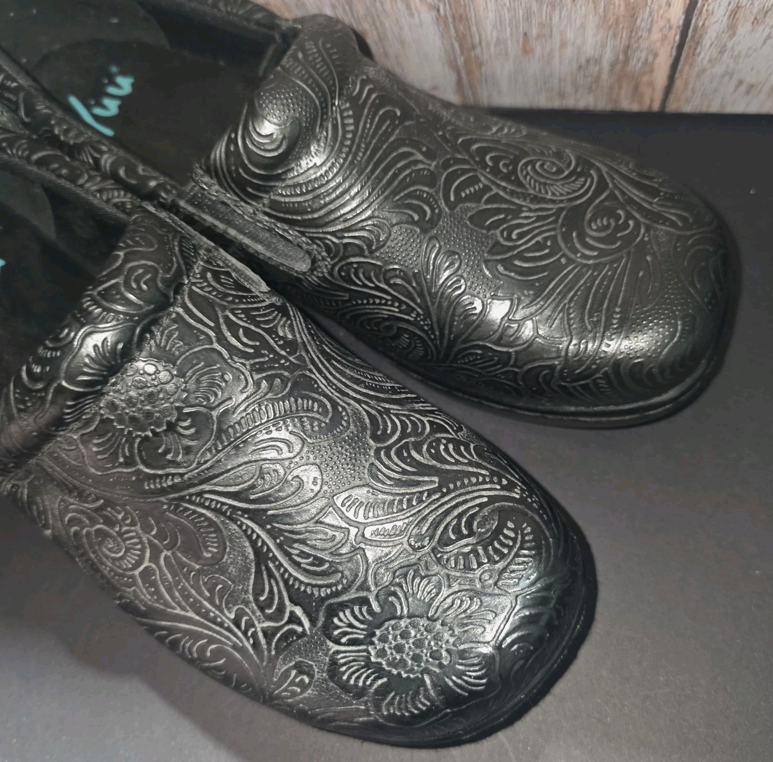 Yuu Bethanee Black Tooled Embossed Leather Floral Paisley Clogs Slip-On Shoes 8W