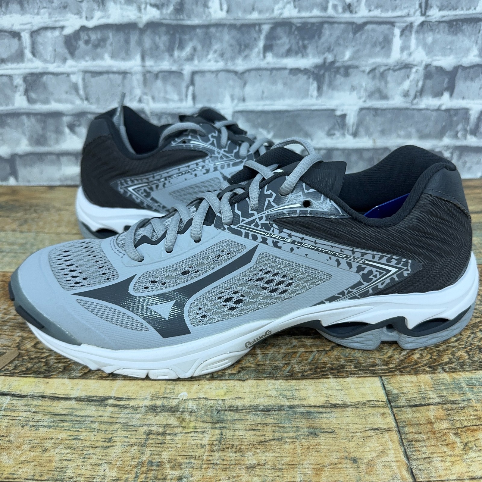 Mizuno Wave Lightning Z5 Gray White Volleyball Shoe Womens Size 10 New