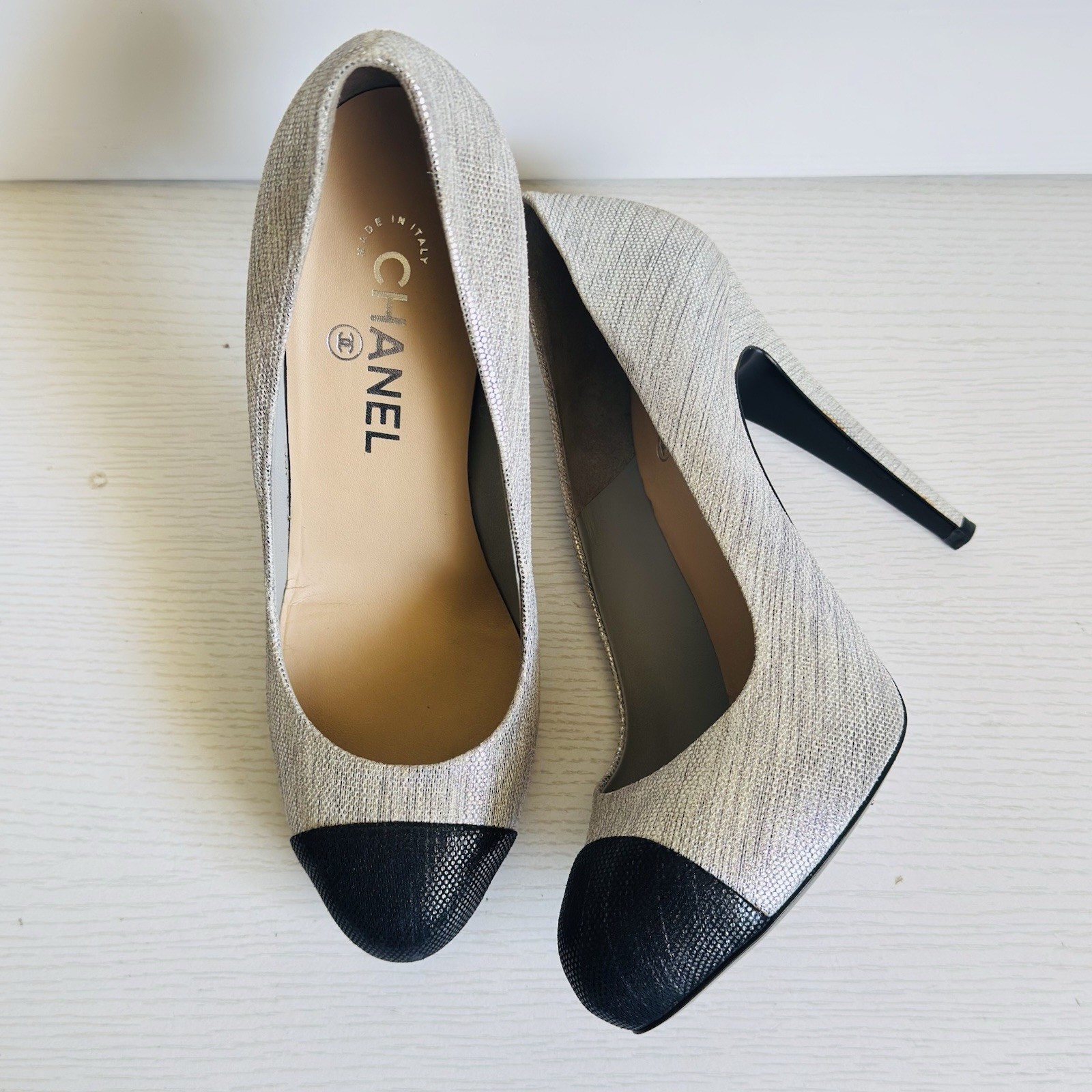 CHANEL Pumps Metallic Silver Cap toe Textured EU 39.5 Crystal Logo Stiletto Heel