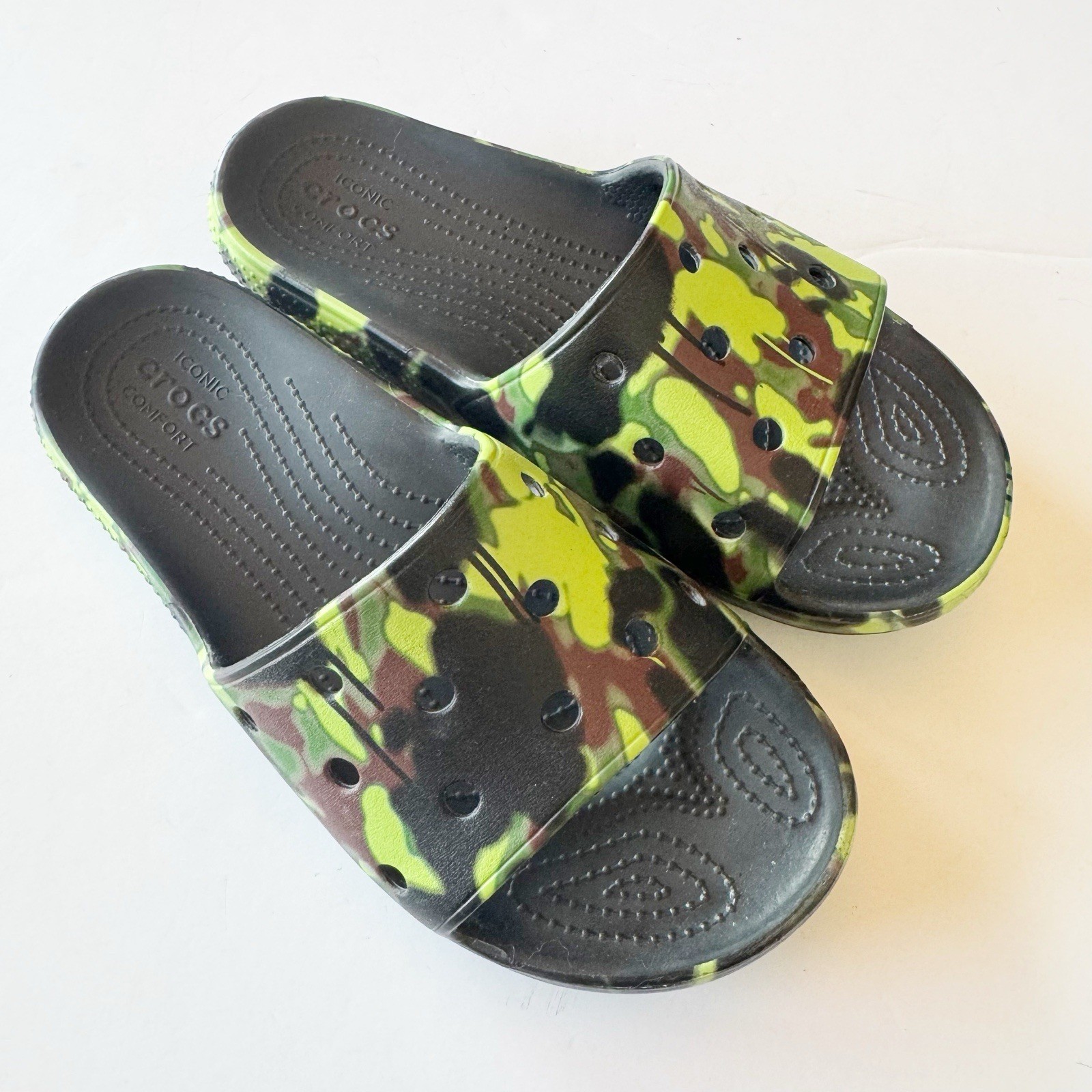 Crocs Classic Slides Camo Women’s 7 Youth Men’s 5 Bright Green Black Brown