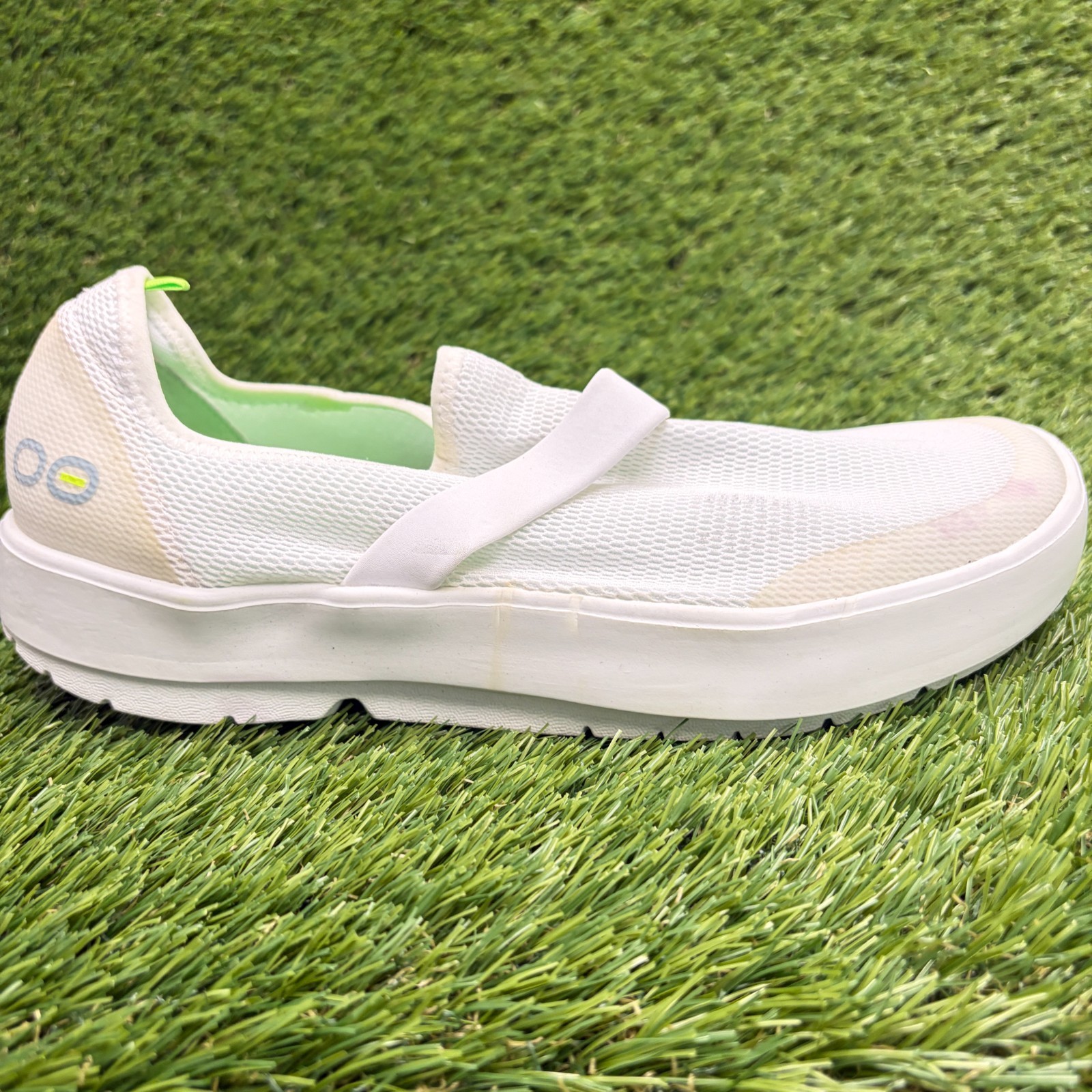 OOFOS OOmg eeZee Low Womens Size 11 White Casual Walking Slip On Recovery Shoes