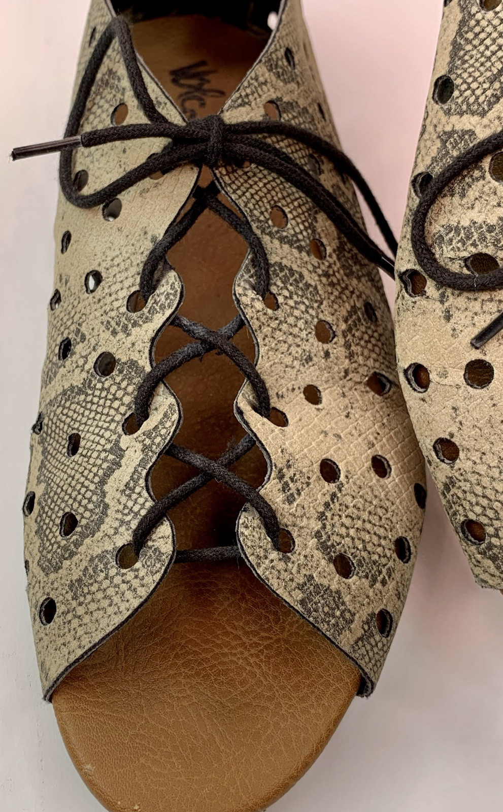 Volcom Open Toe Shoes Animal Print Flats Lace Up Eyelets Women’s 7 Unique Rocker