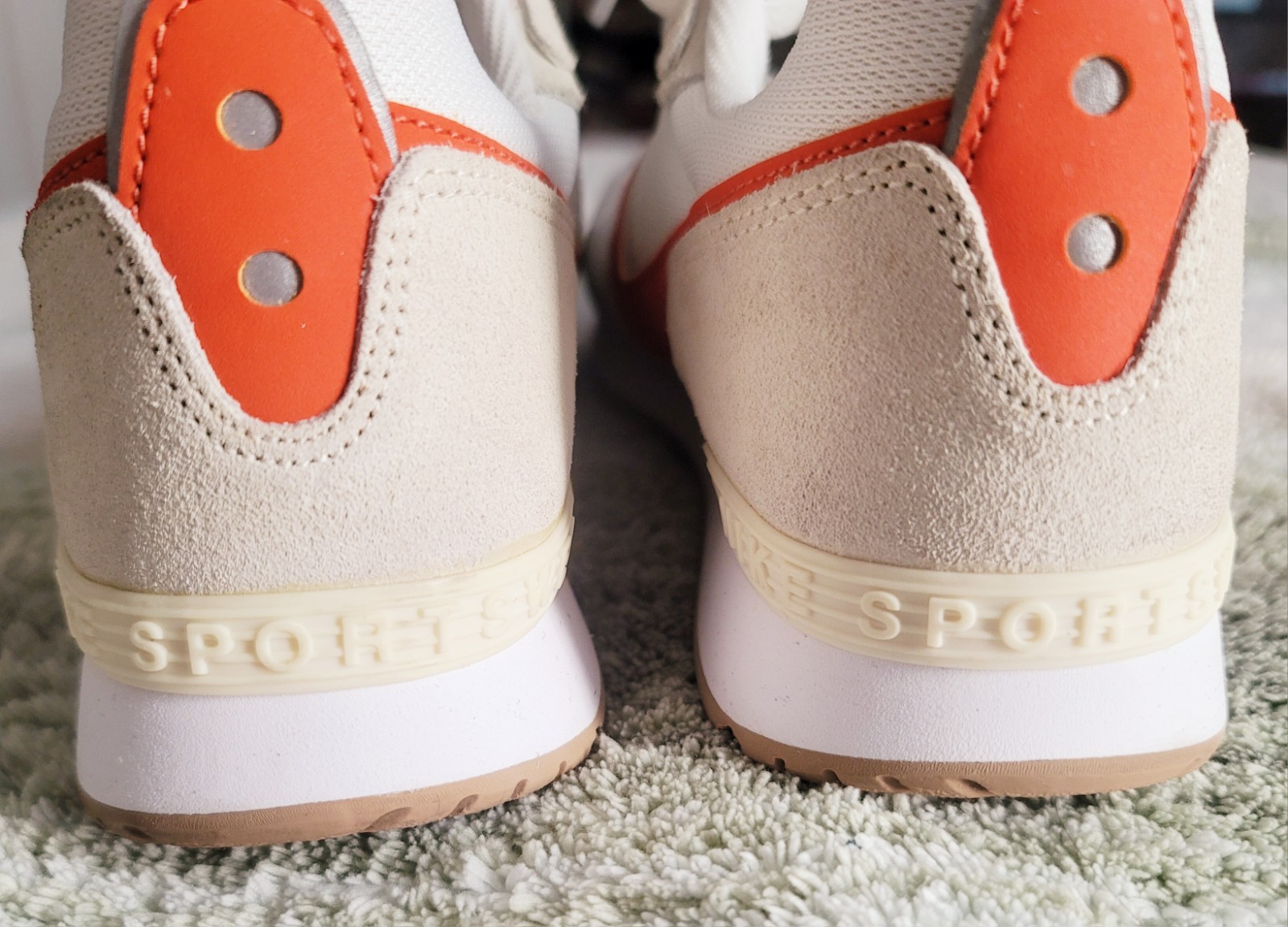 Nike Venture Runner White Orange Beige Mesh Suede Low Top Athletic Sneaker