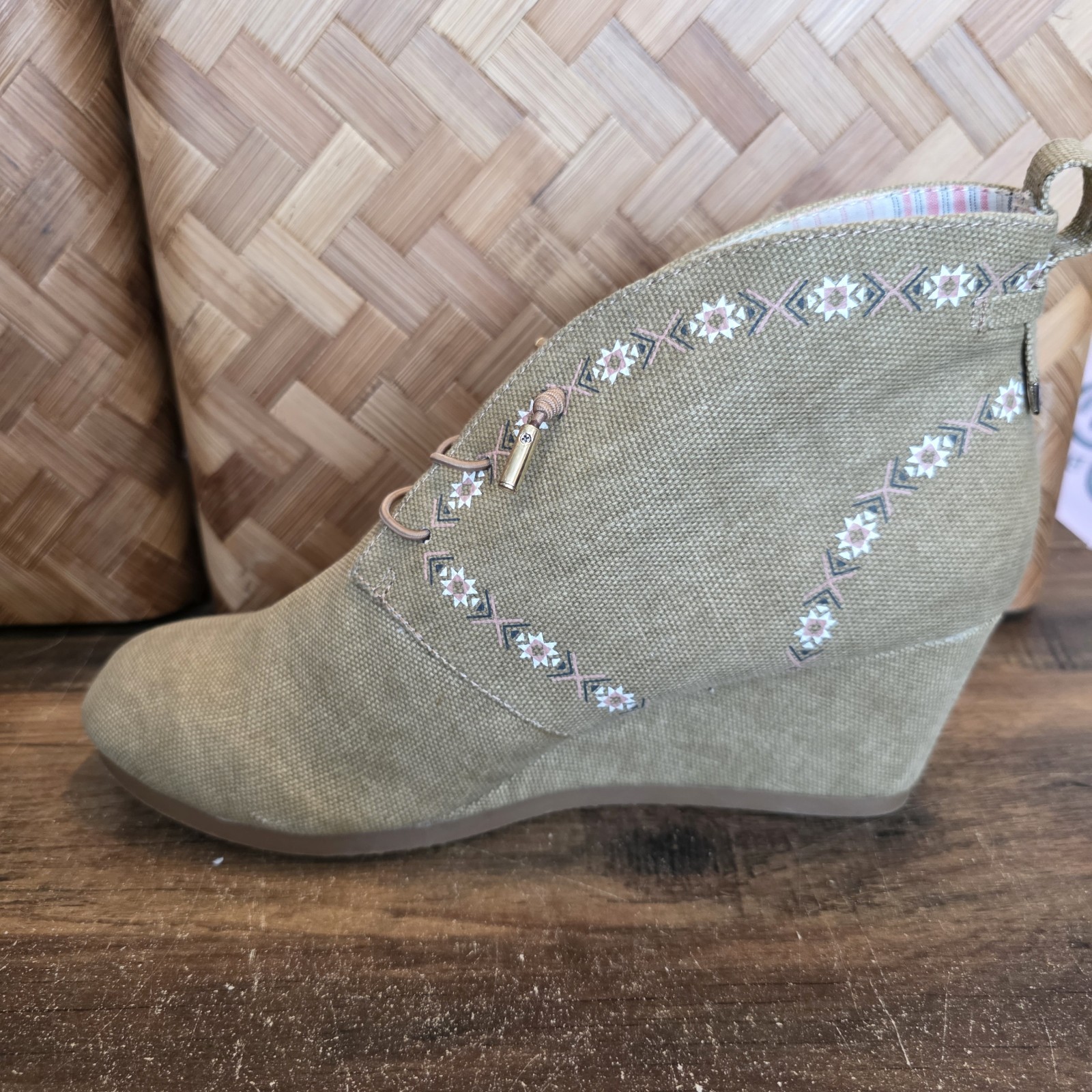 Mayflowers Shoes Women’s Size 9M Tan 2.5″ Wedge Heel Boot Tie Floral Design