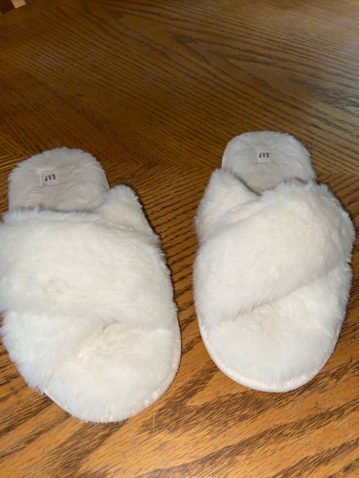 Women’s GAP Slippers SOFT Faux Fur Criss Cross Slippers Size Small (5-6) (white)