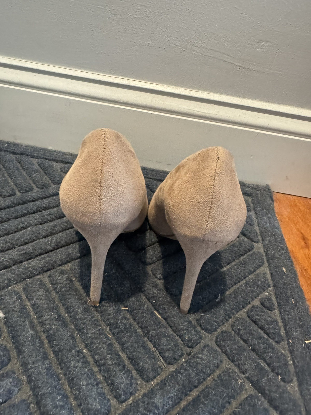 Mix No. 6 Danyah Beige Faux Suede Pump – Size 6.5M/37