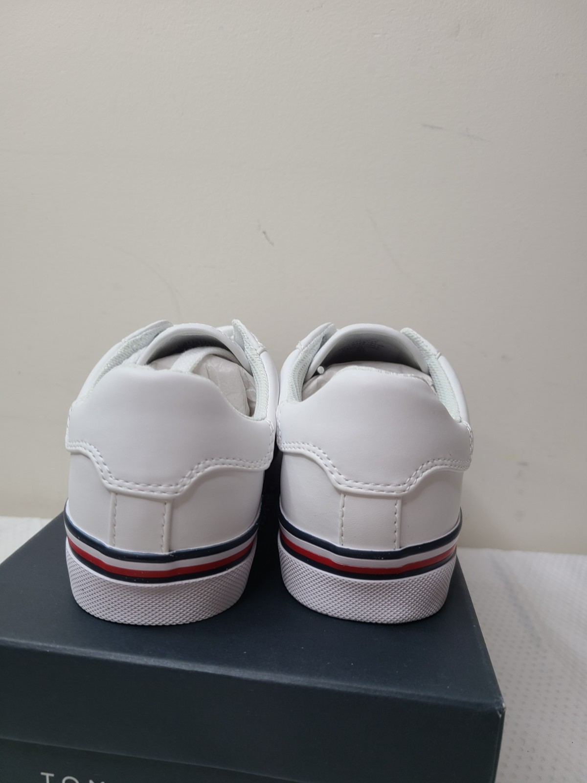 Tommy Hilfiger Women’s Fressia White Fabric Lace Up Sneaker Size: 8M