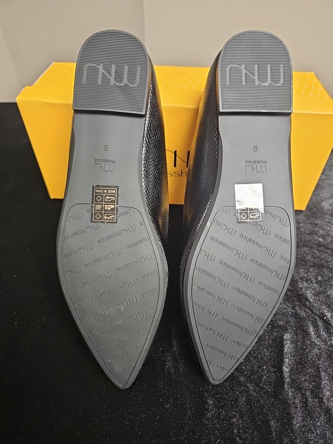 New Musshoe Womens Flat Black Snakeskin Design Size 9
