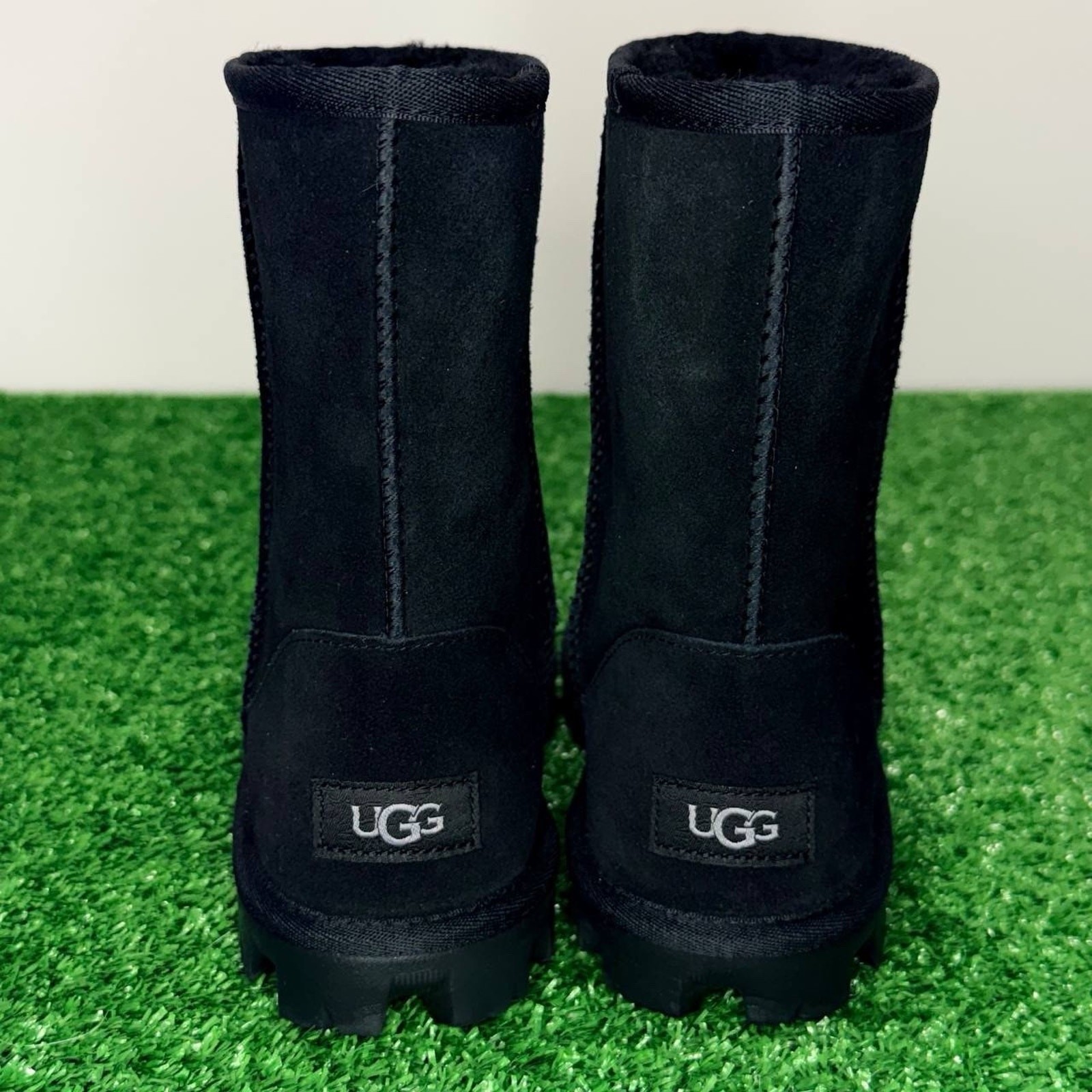 UGG Essential Short Black Boots Women’s Size 5 Classic Winter Comfort Slip-On