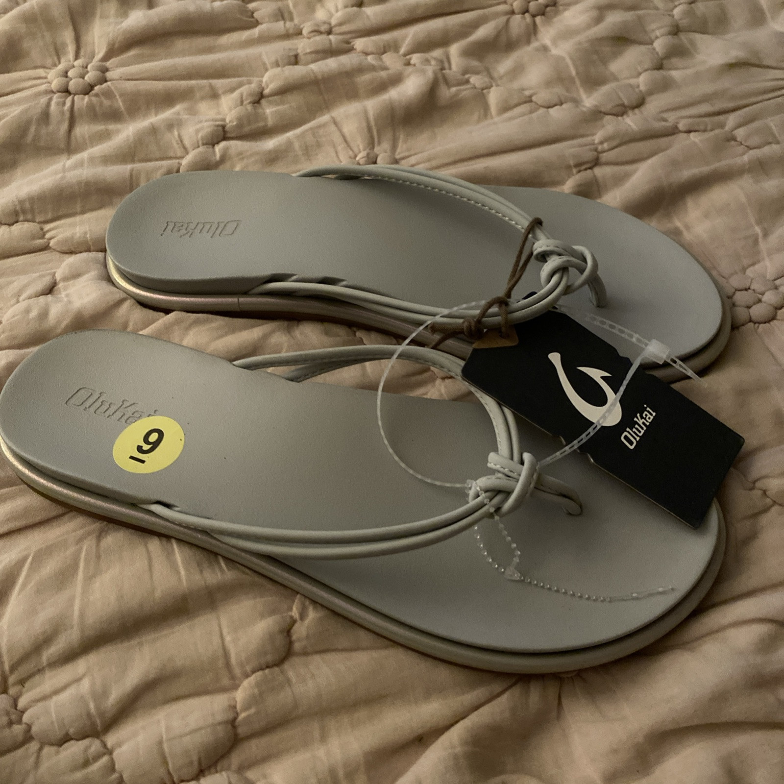OLUKAI IRIDESCENT/VAPOR ‘AKA KNOTTED STRAPS BEACH/POOL FLIP FLOP SANDALS 9