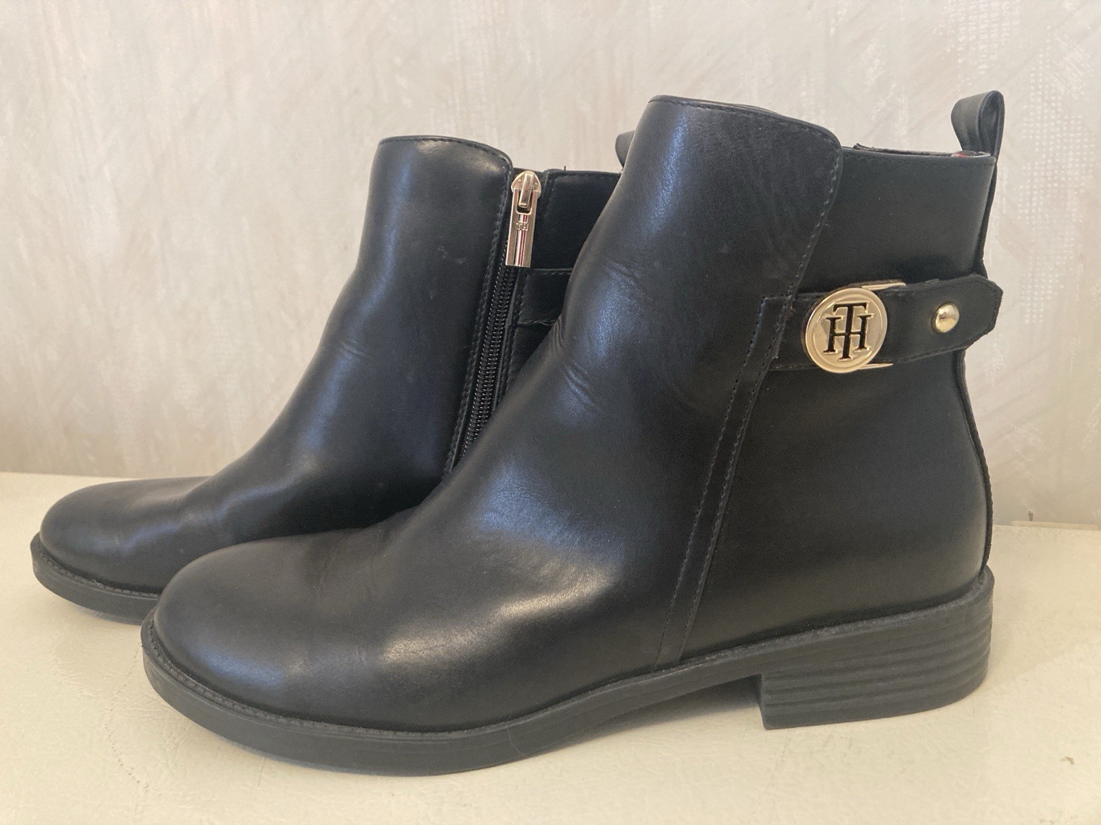 Tommy Hilfiger Womens Black Leather Ankle Boots Gold Logo Zipper Size 8.5M