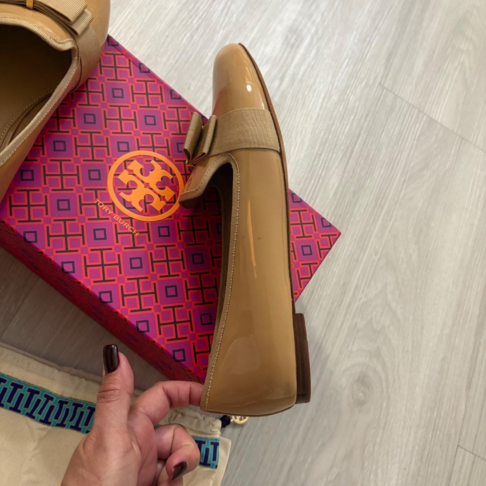 Tory Burch Gigi Patent Leather Bow Loafers Tan Beige Gold Logo Flats 10M 32944