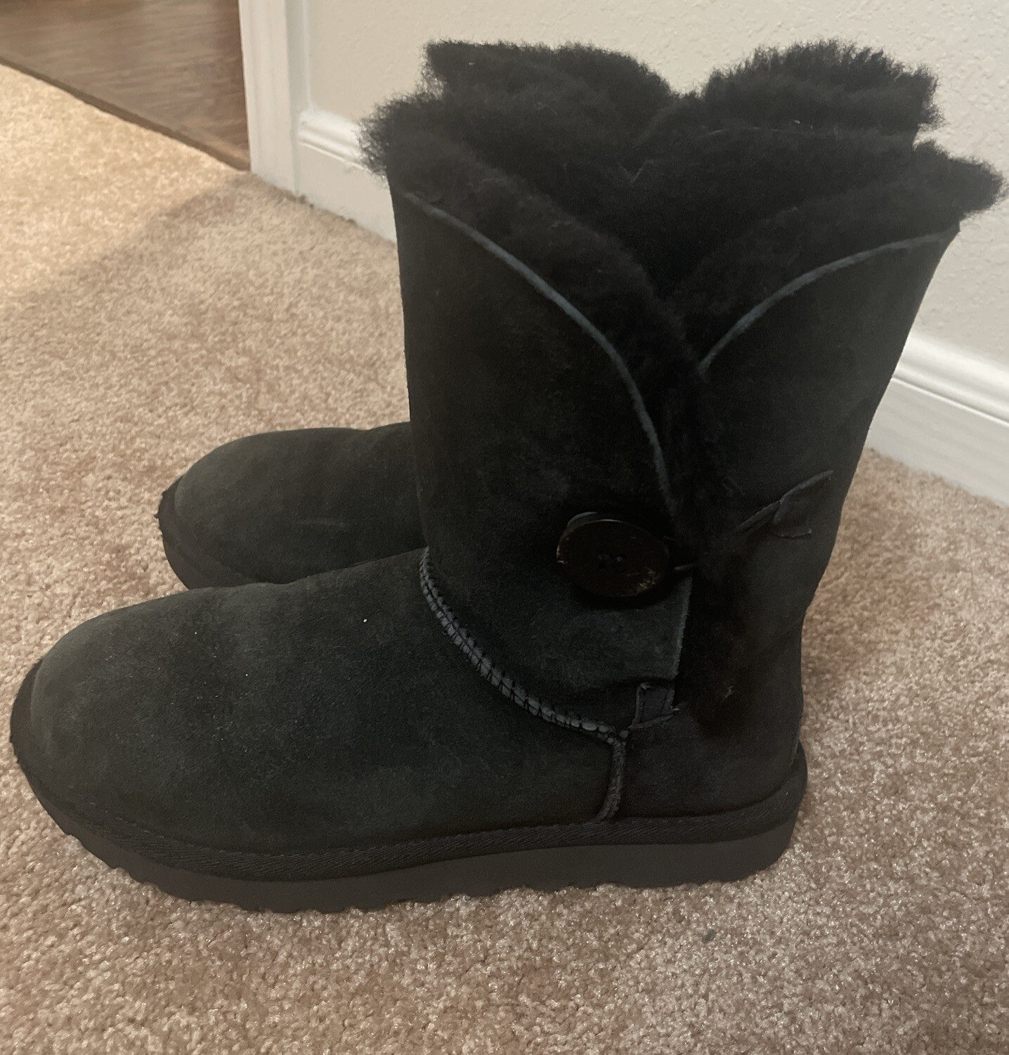 UGG Australia Bailey Button Black Leather Women’s Boots Size 7 S/N 5803