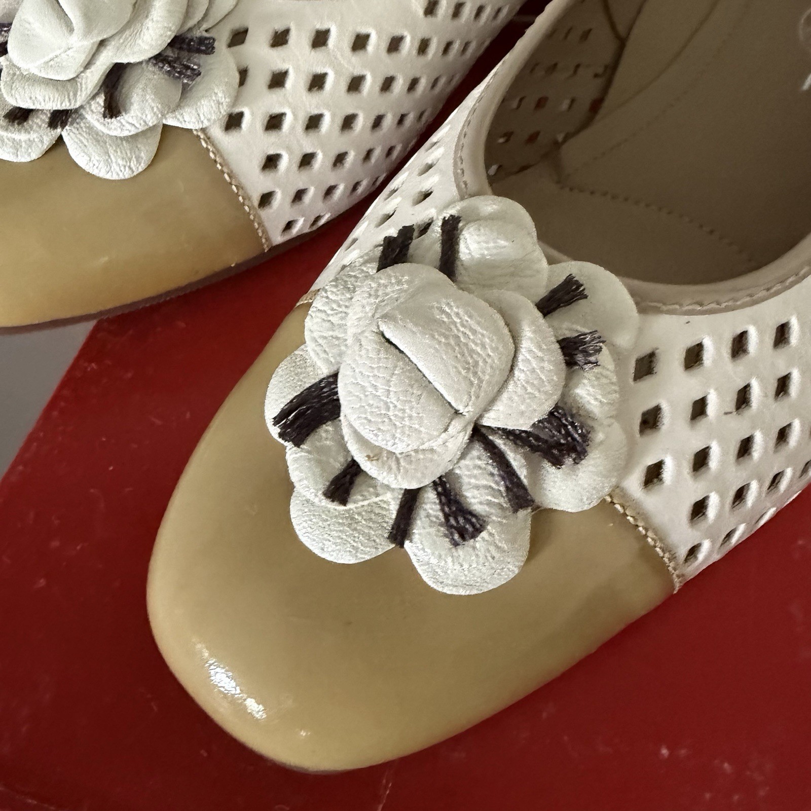 Ara Womens Blossom Flats Womens 11 Flower Slip On Pumps White Tan Leather New