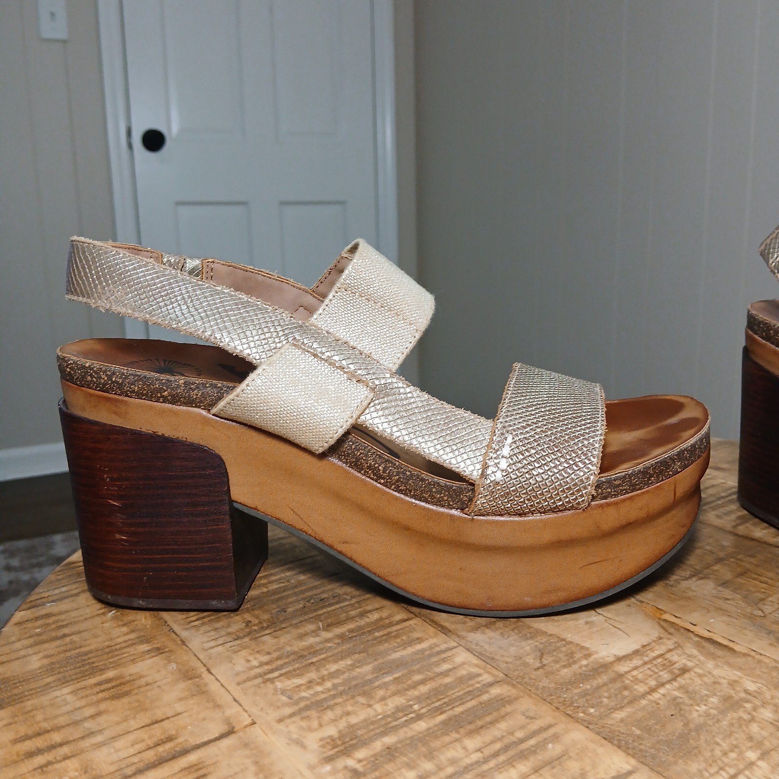 ​OTBT Indio Platform Sandals Womens 9M Gold Metallic Textured Leather Wood Heel