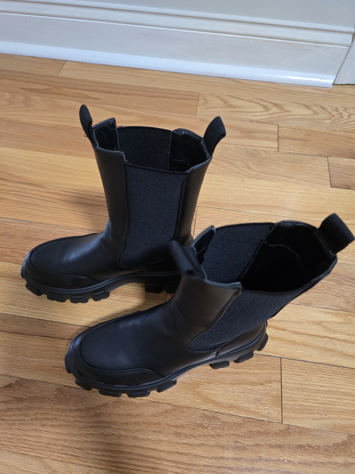 Journee Collection Women’s Vista Lug Sole Chunky Black Chelsea Boots Size 7.5