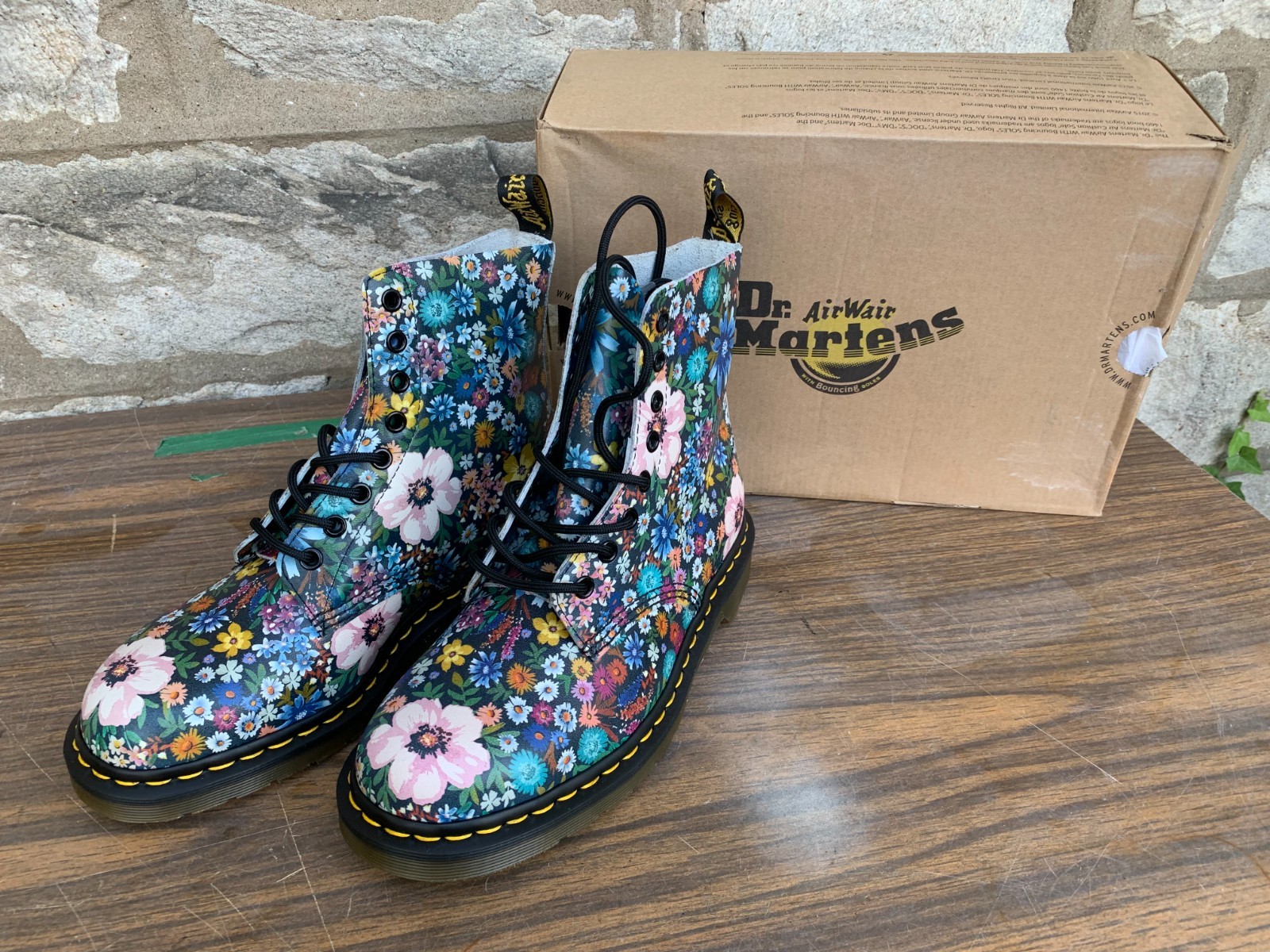 Dr. Martens Pascal WL Air Walk Boots Black Mallow Pink Wanderlust Size 9 NIB