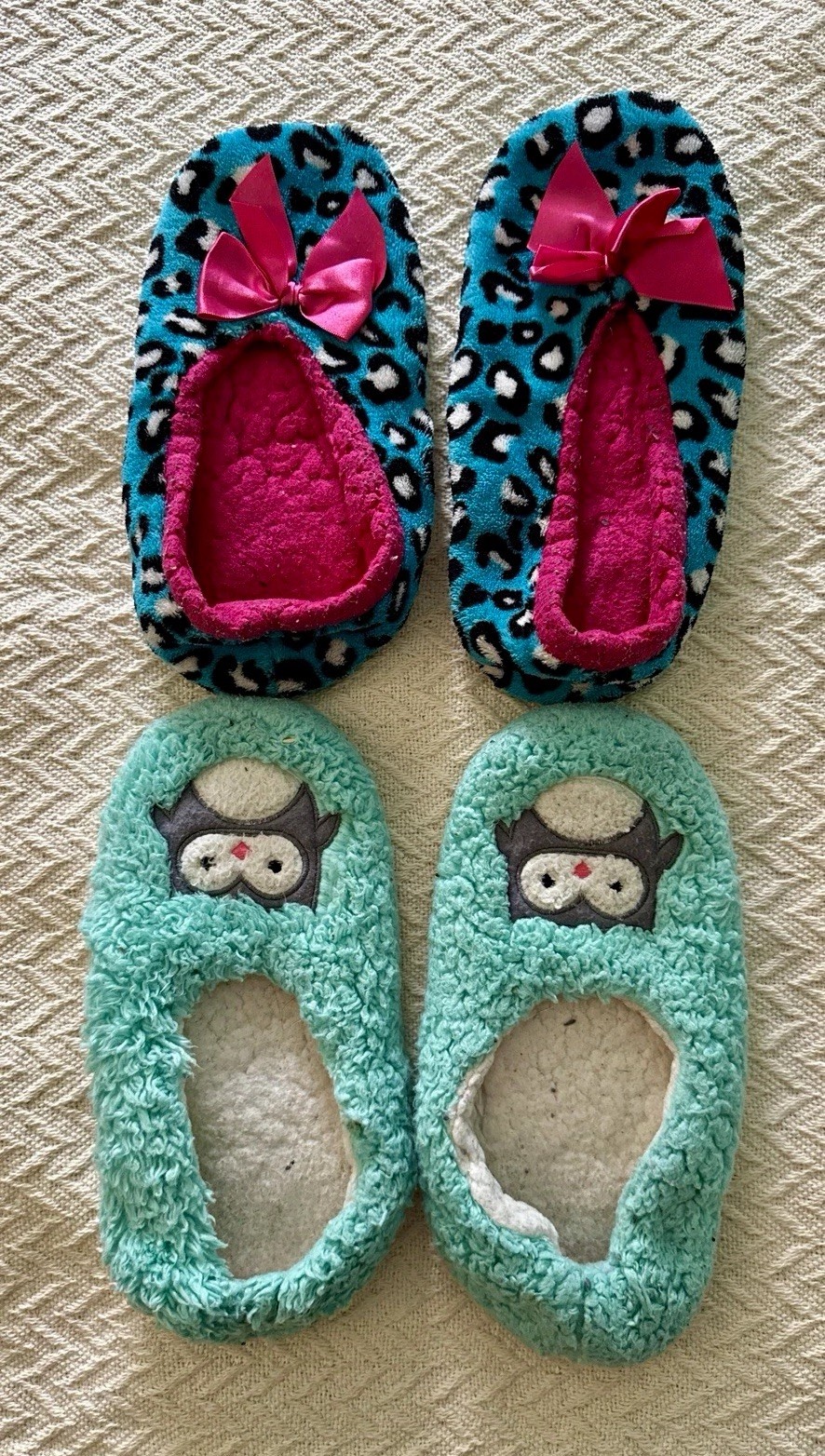 USED Women’s 2 Pair Slip-On Slippers Lot Blue Leopard Pink Bow Owl Non-Slip