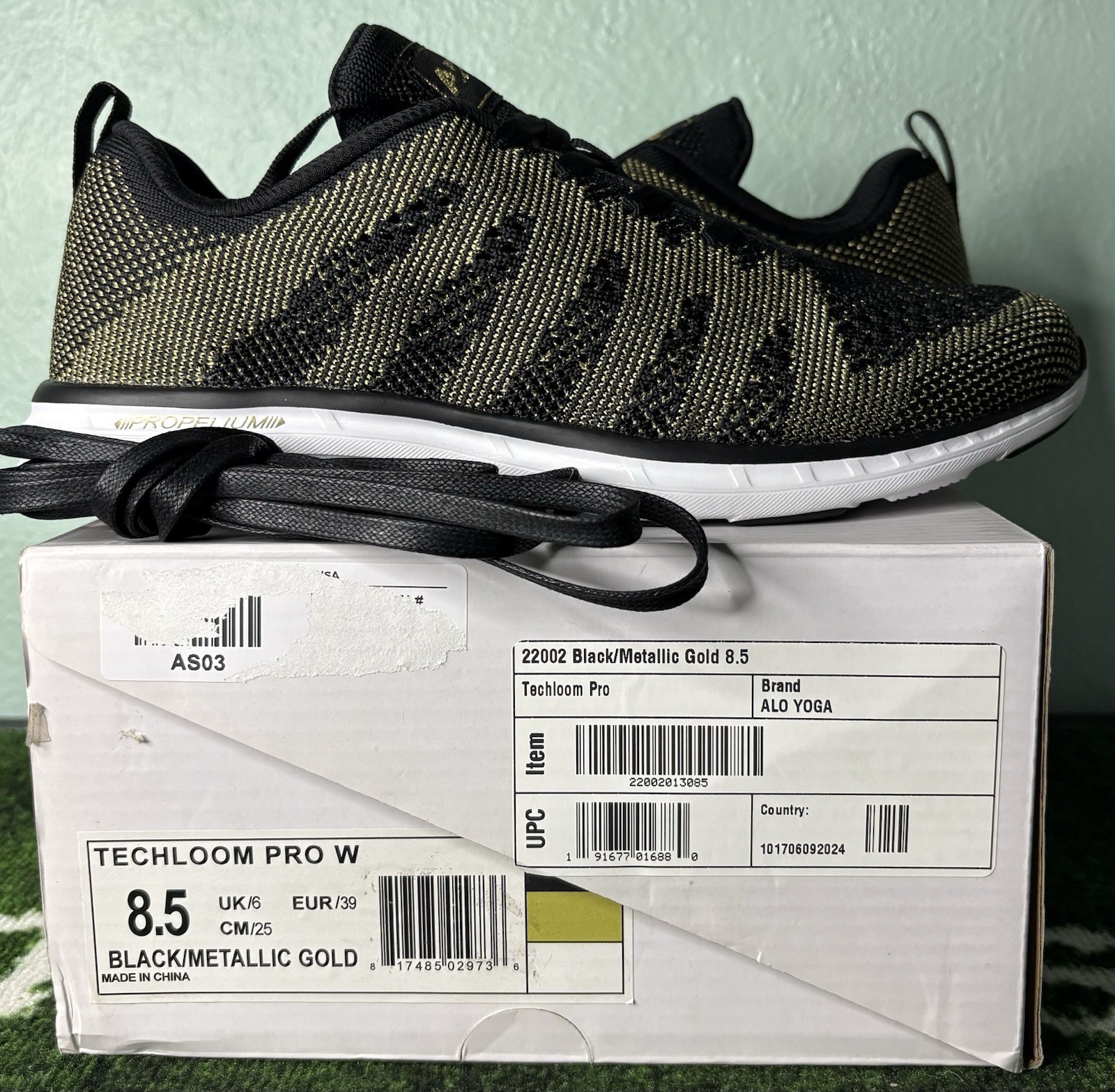 US Women’s 8.5 – APL Techloom Pro “Black/Metallic Gold” New in Box, ALO Yoga