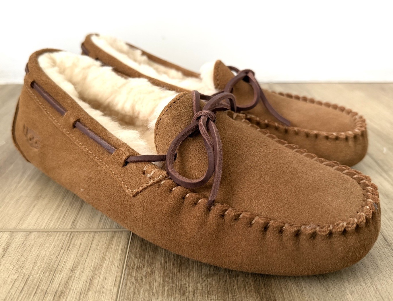 NEW UGG WOMEN’S DAKOTA SUEDE/ SHEARLING MOCCASIN SLIPPERS, CHESTNUT, US 7/UK 5