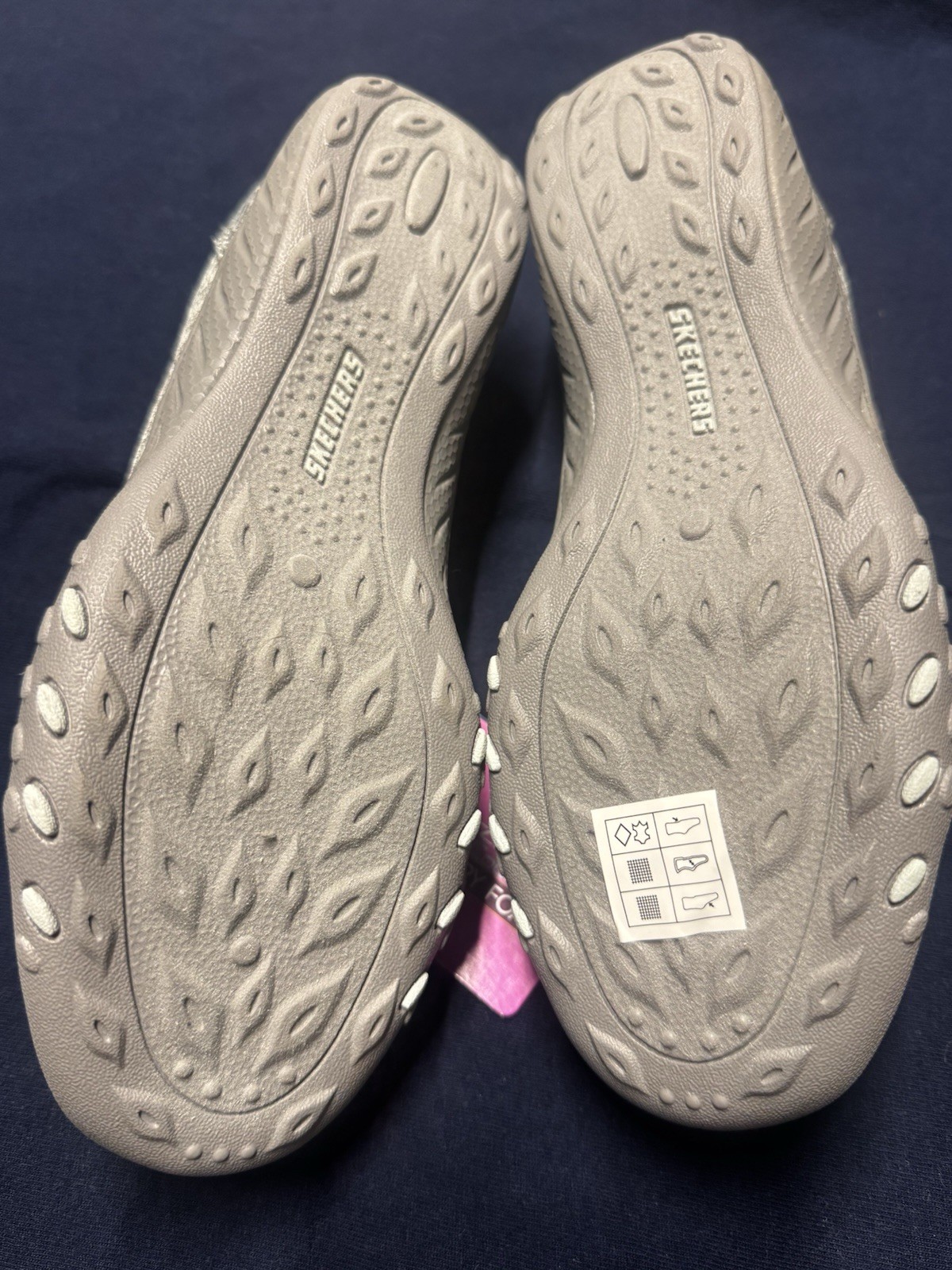 New !! Women’s Sketchers Relaxed Fit Air Cooled Memory Foam Size 6