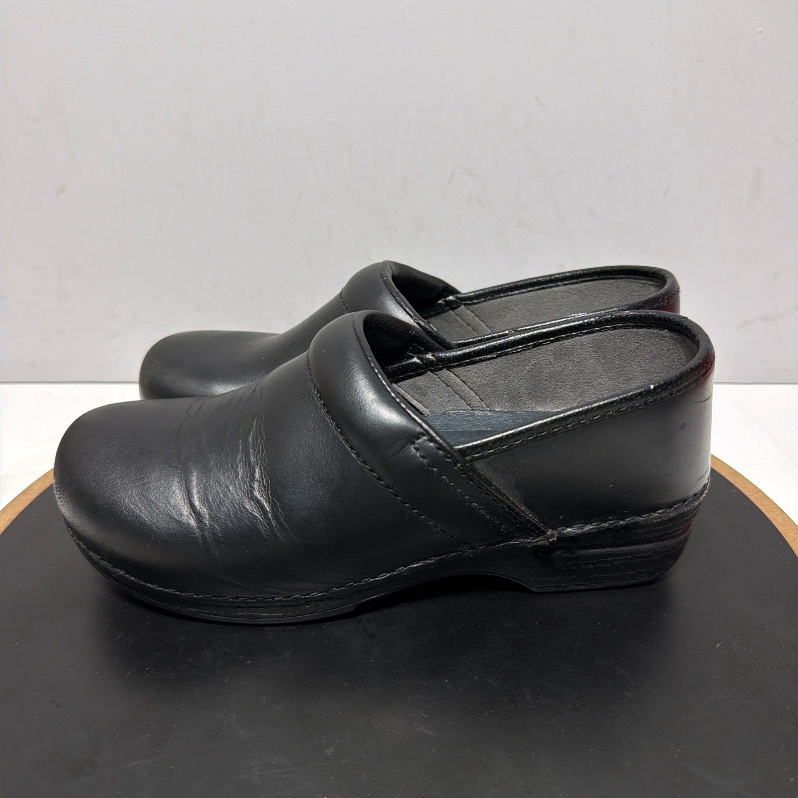 Dansko XP Professional Clogs Women Size 41 Slip Resistant Black Leather Workwear